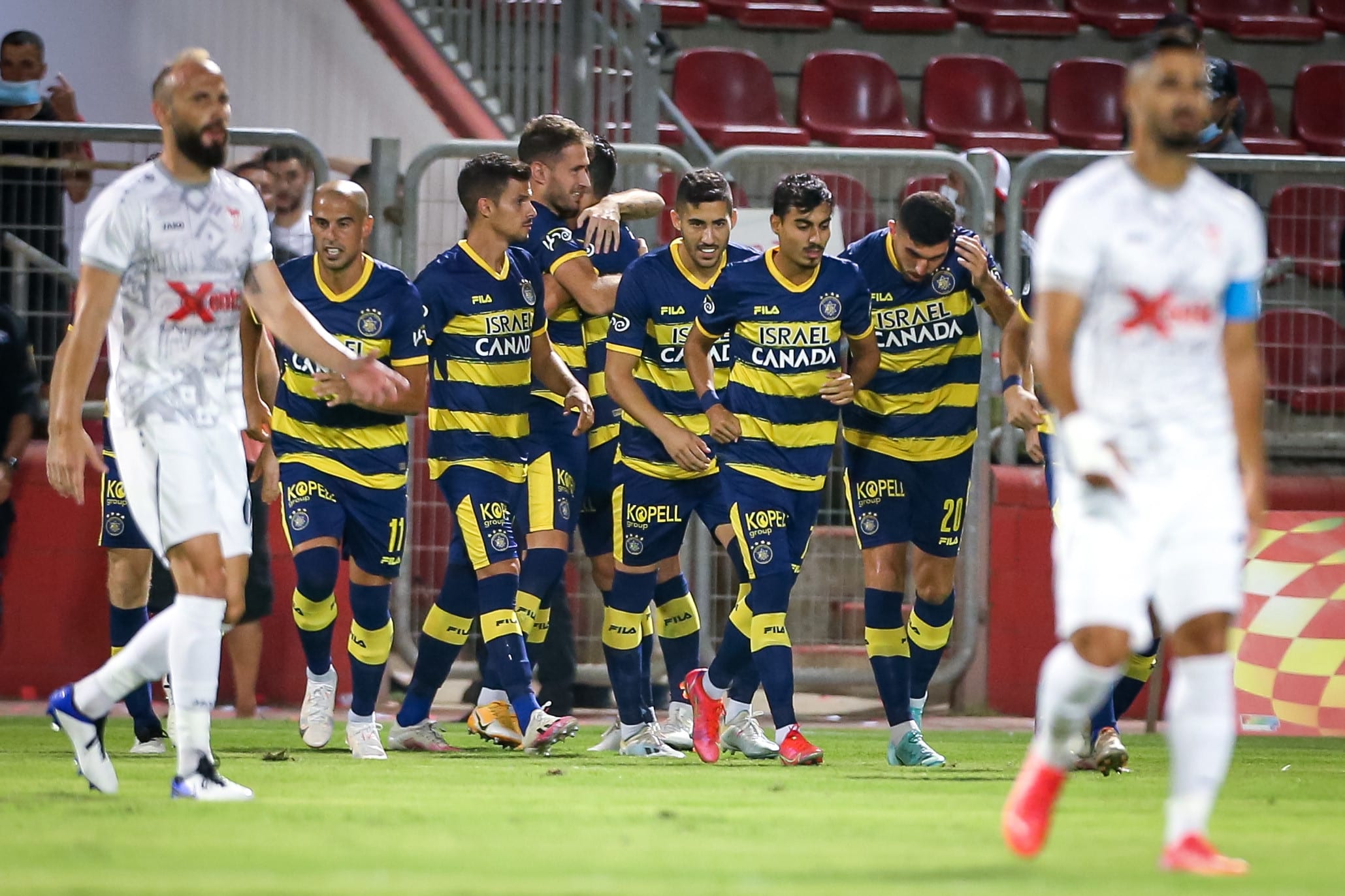 שחקני מכבי תל אביב חוגגים מול בני סכנין