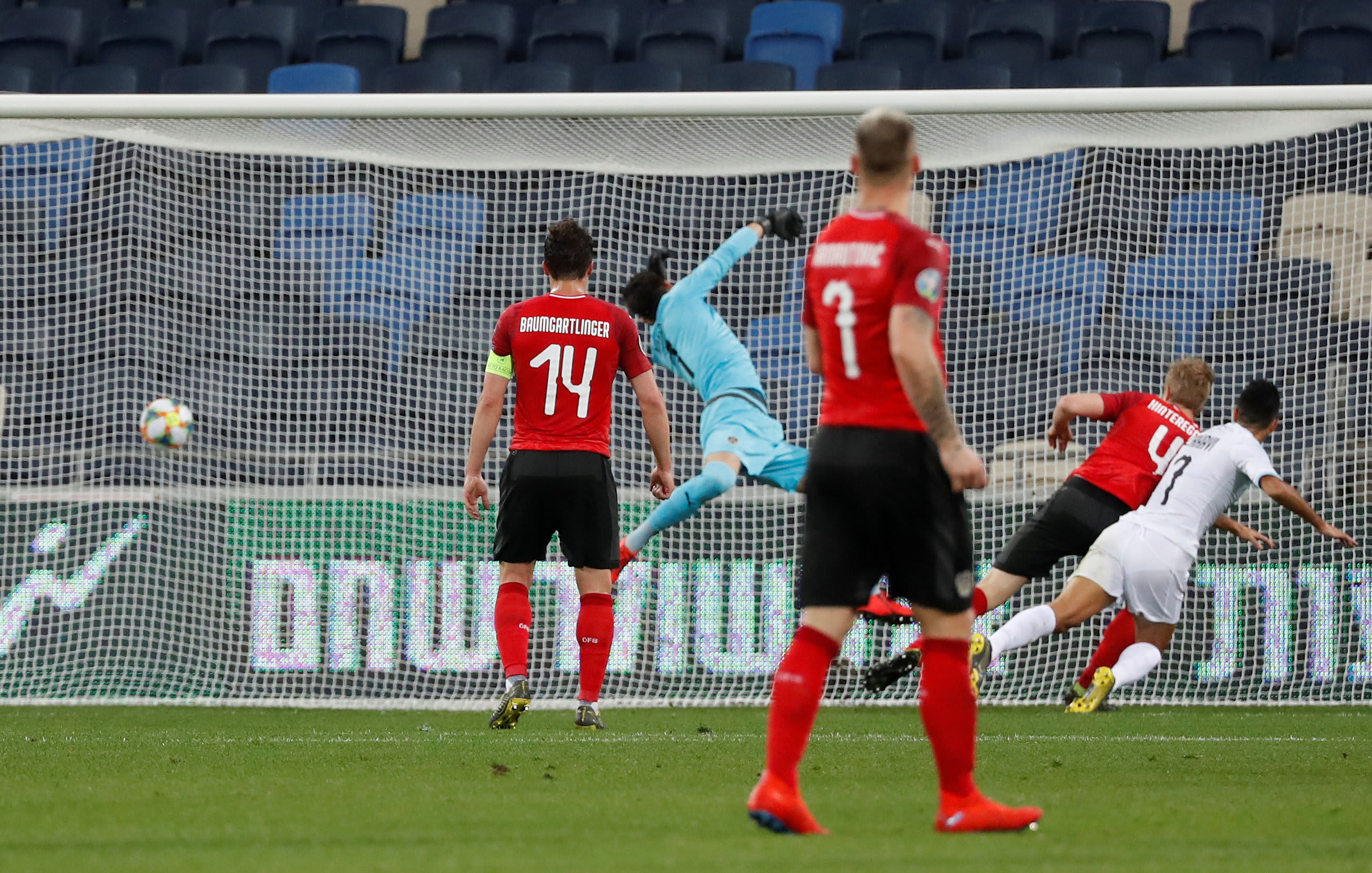 שחקן נבחרת ישראל ערן זהבי כובש מול נבחרת אוסטריה