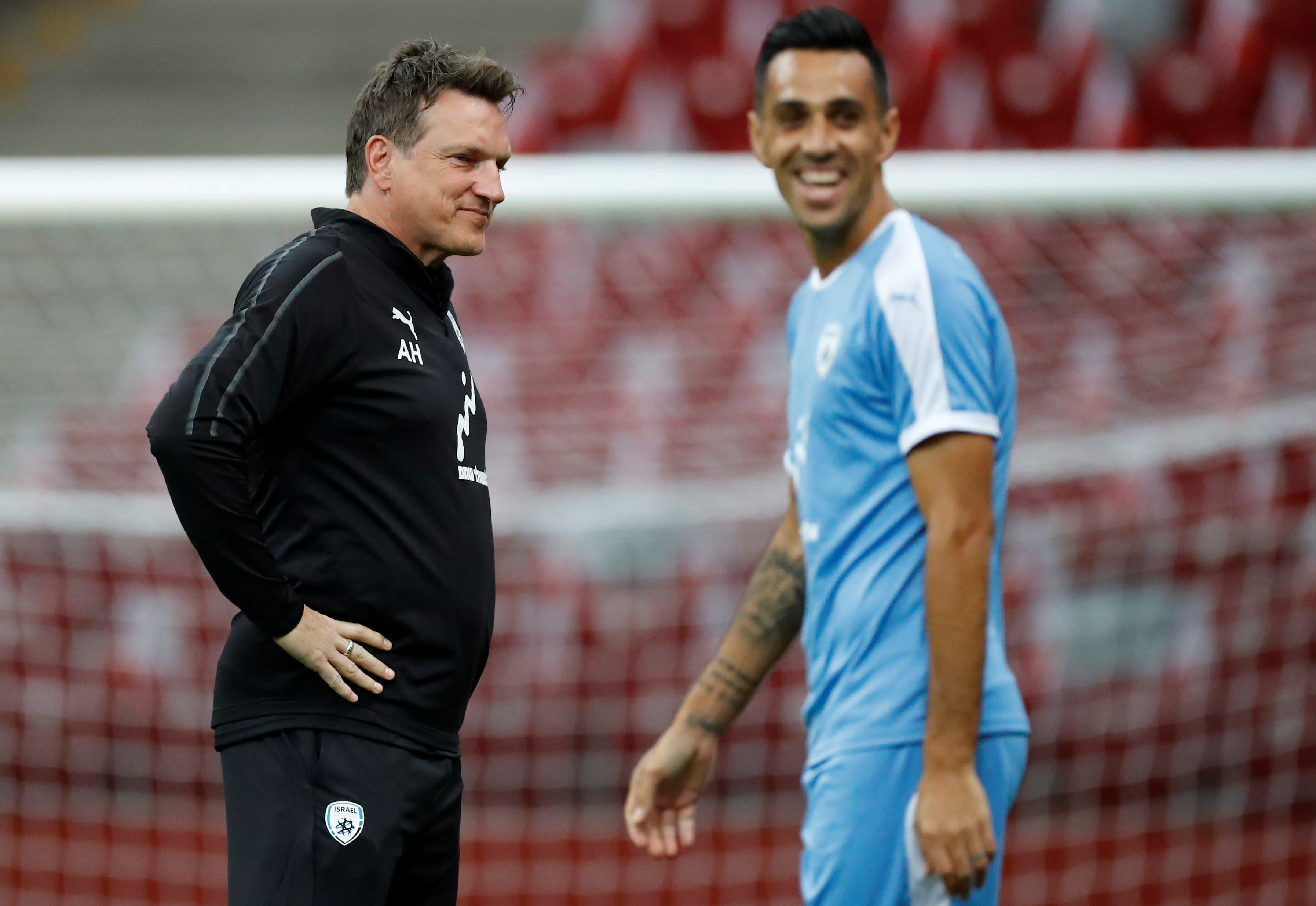 שחקן נבחרת ישראל ערן זהבי עם המאמן אנדי הרצוג