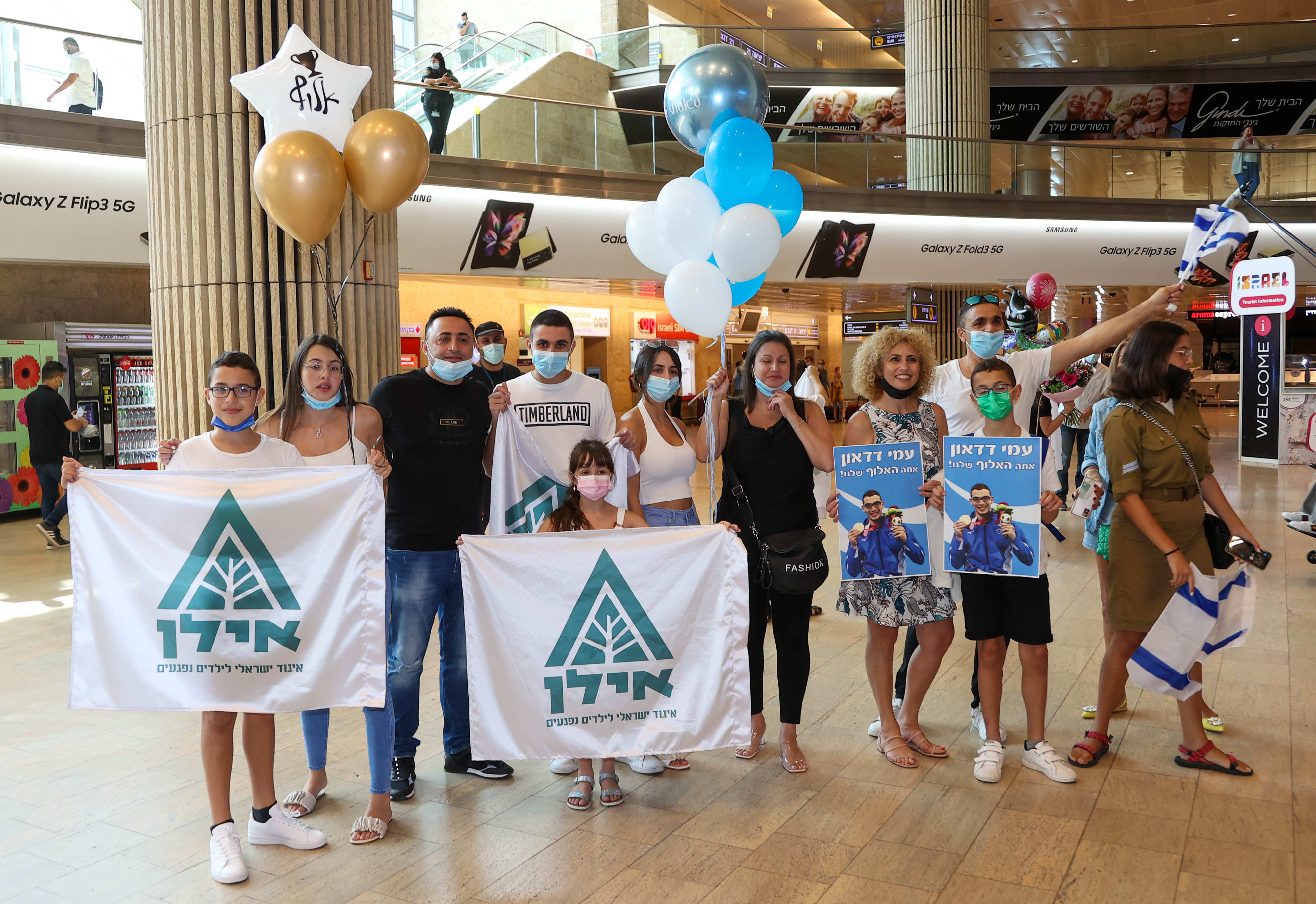 חברי איל"ן ממתינים למשלחת הפראלימפית