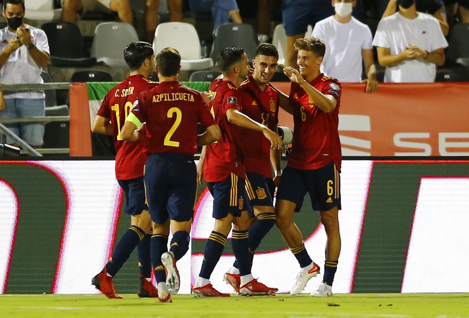 שחקני נבחרת ספרד חוגגים עם פראן טורס