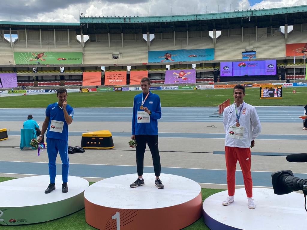 יונתן קפיטולניק קופץ לגובה אחרי הזכייה באליפות העולם לנוער