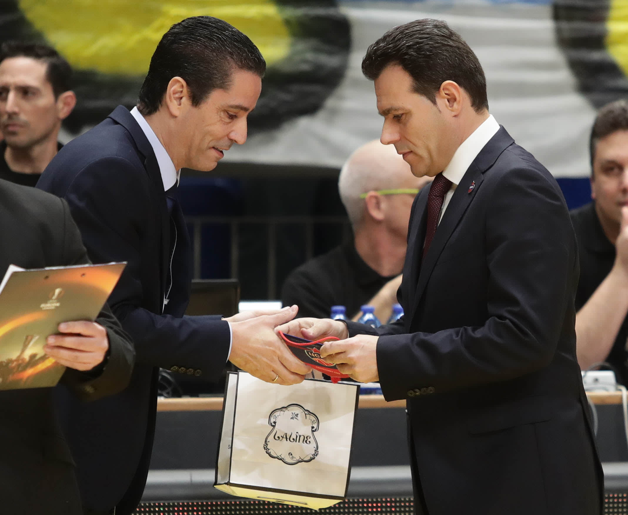 יאניס ספרופולוס מאמן מכבי תל אביב עם דימיטריס איטודיס מאמן צסק"א מוסקבה