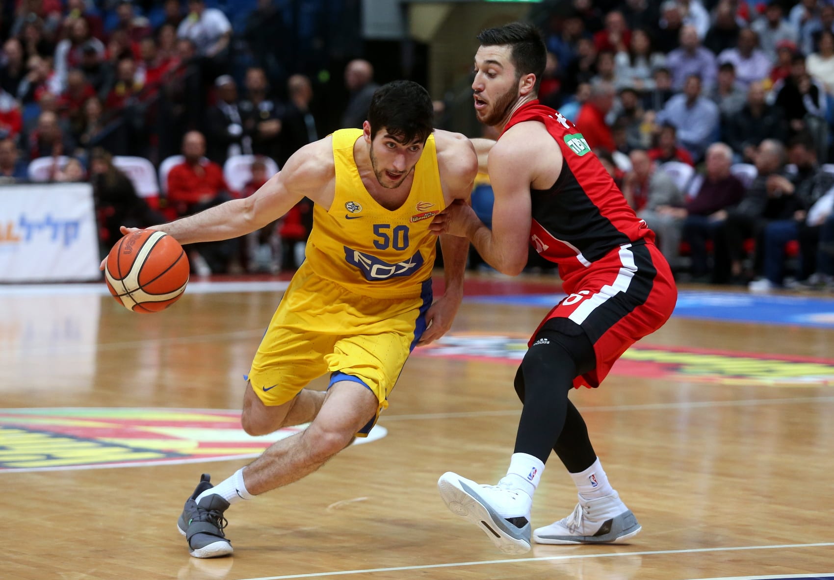 שחקן מכבי תל אביב יובל זוסמן מול שחקן הפועל ירושלים תמיר בלאט