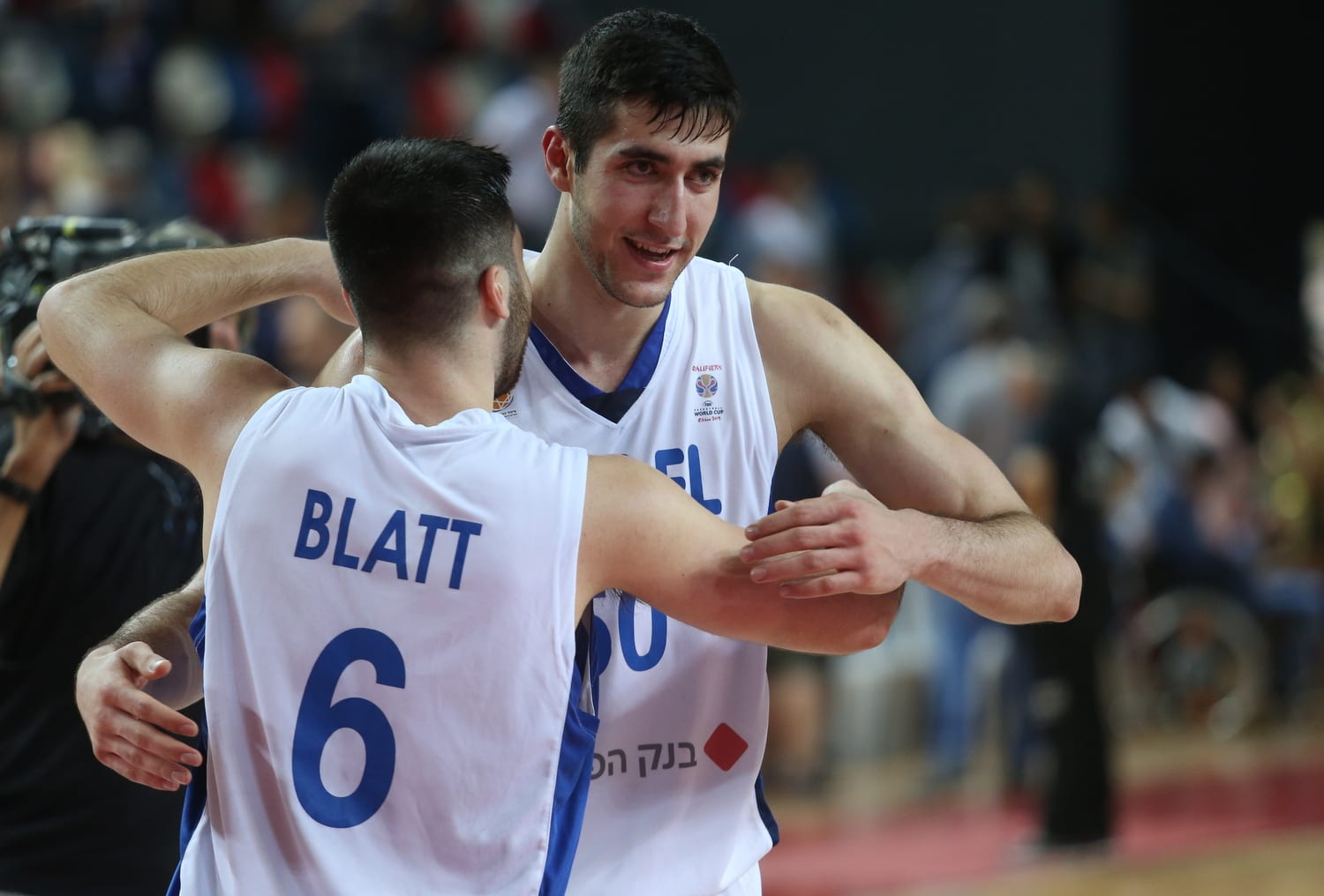 שחקני נבחרת ישראל תמיר בלאט, יובל זוסמן חוגגים