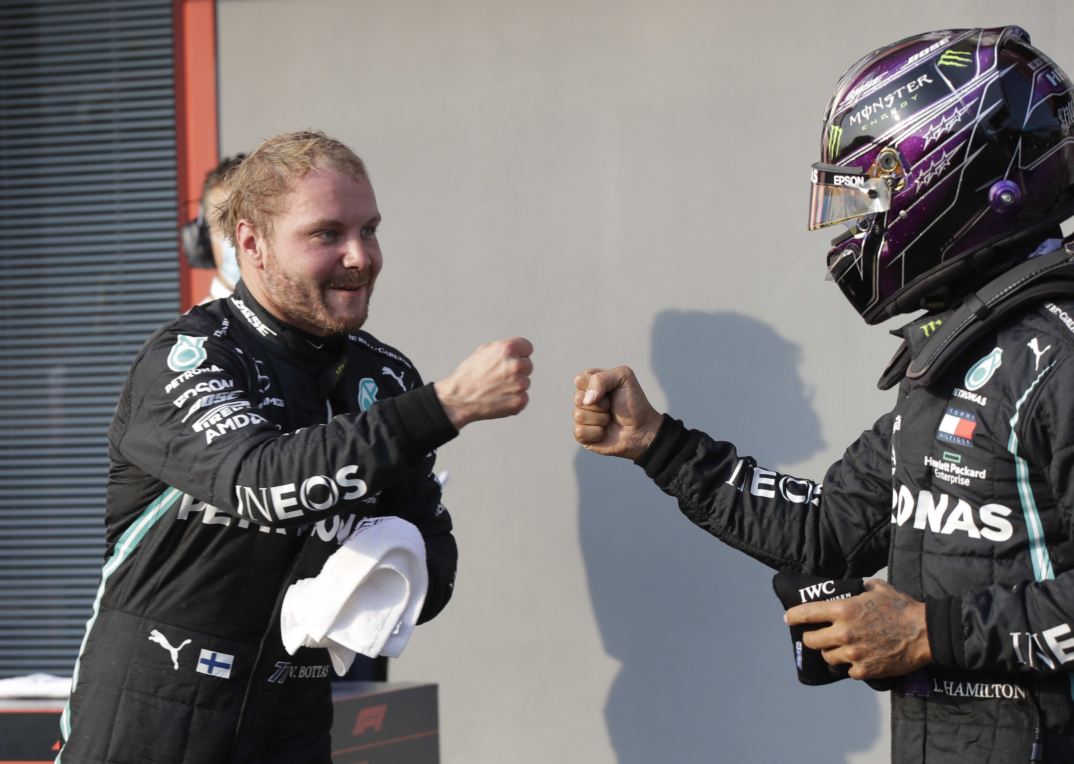 ואלטרי בוטאס עם לואיס המילטון נהגי קבוצת מרצדס, פורמולה 1