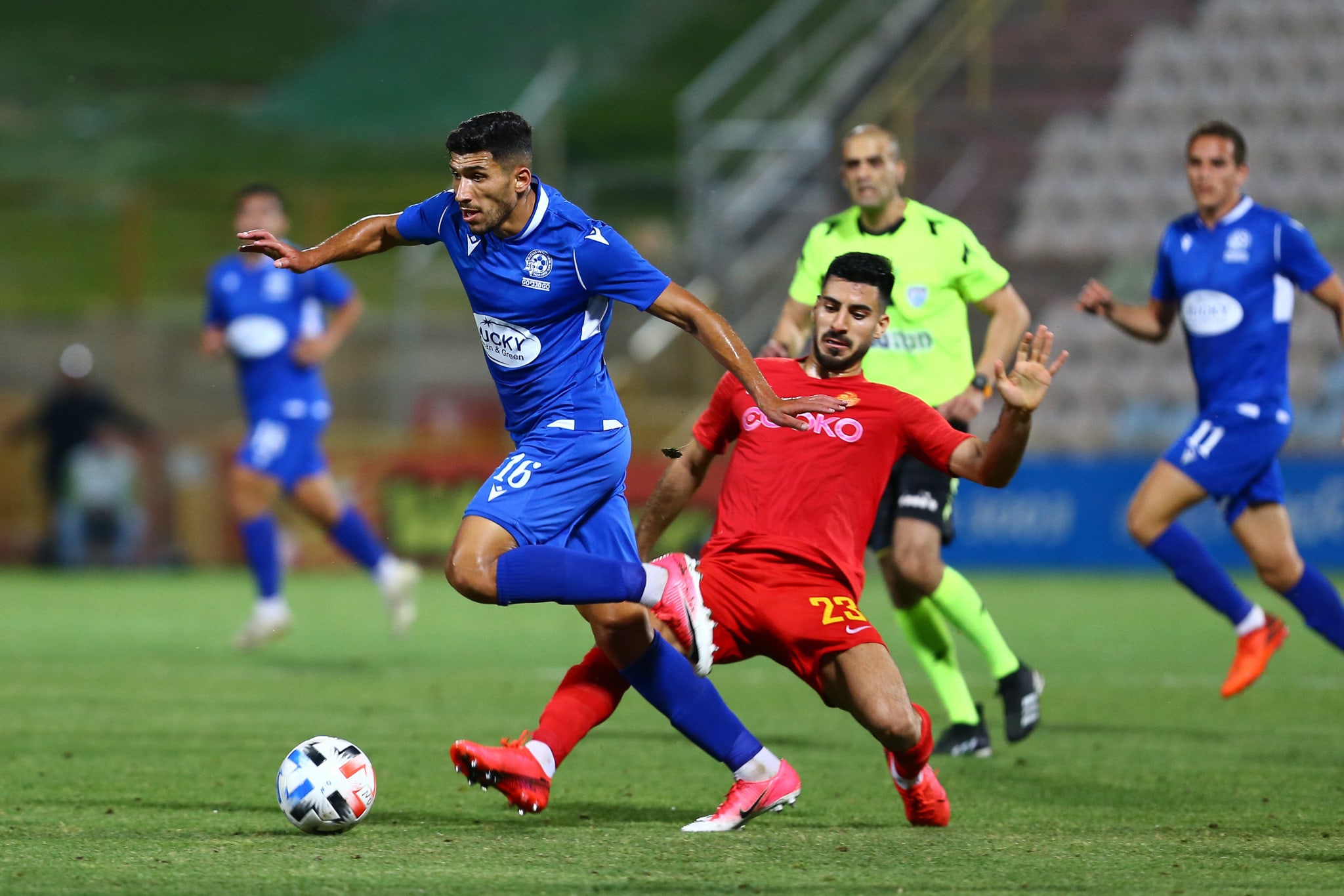 שחקן מכבי פתח תקוה ירדן כהן מול שחקן מ.ס. אשדוד פיראס אבו עקל