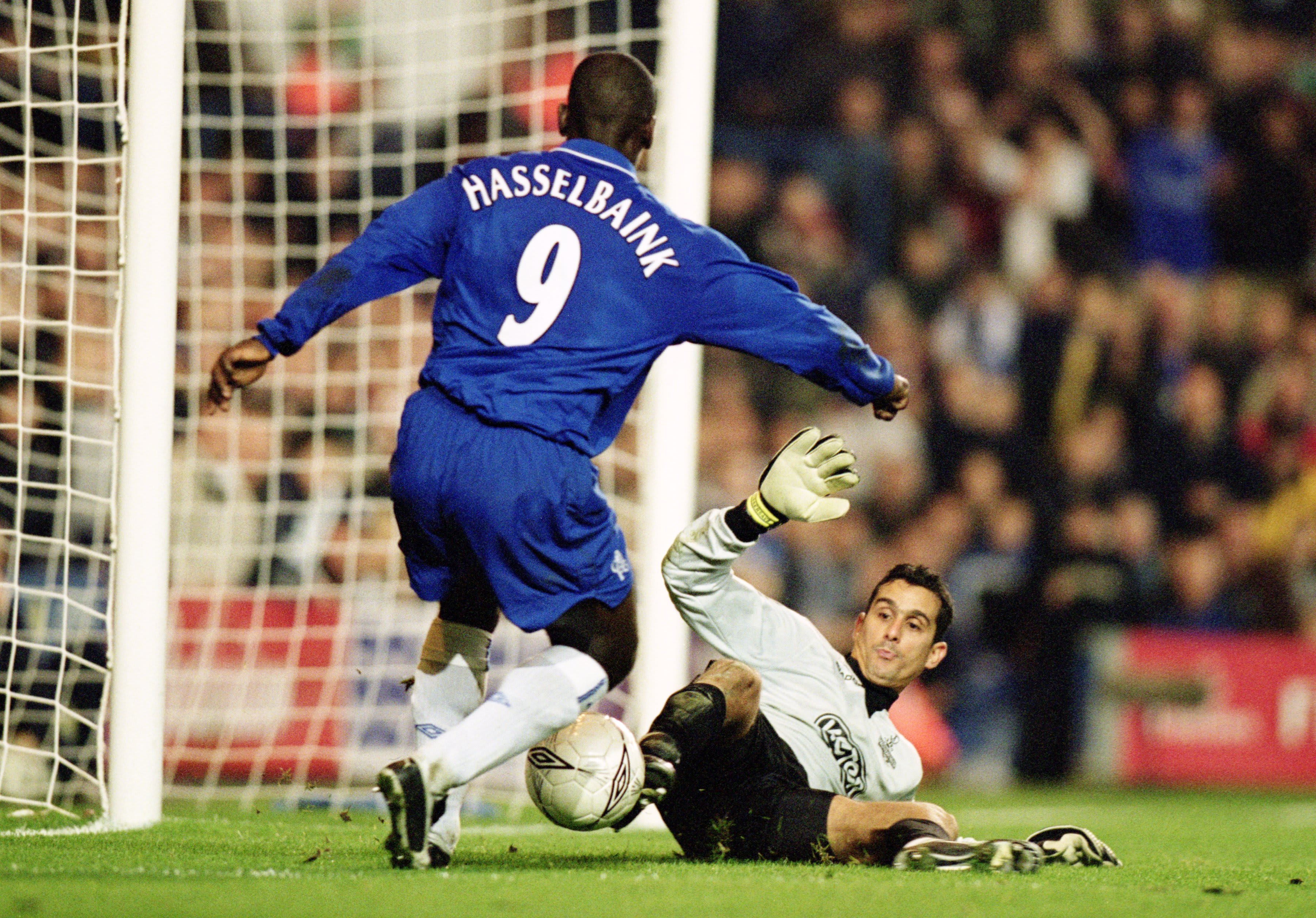 שוער הפועל תל אביב שביט אלימלך עוצר את חלוץ צ'לסי ג'ימי פלויד האסלביינק