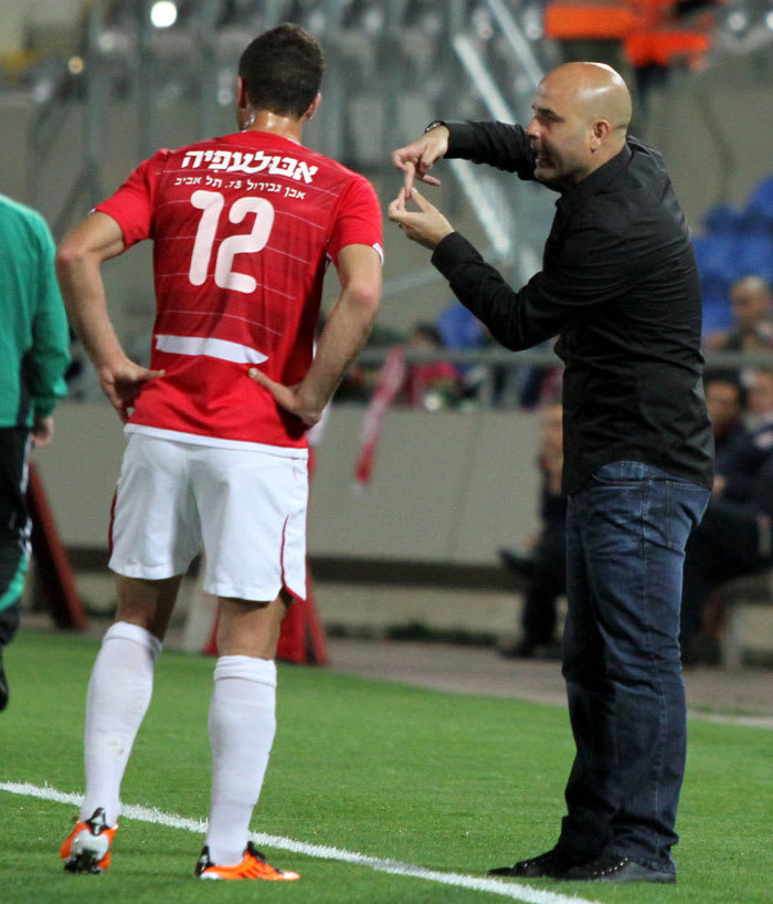 יוסי אבוקסיס עוזר מאמן הפועל תל אביב עם ויקטור מרעי
