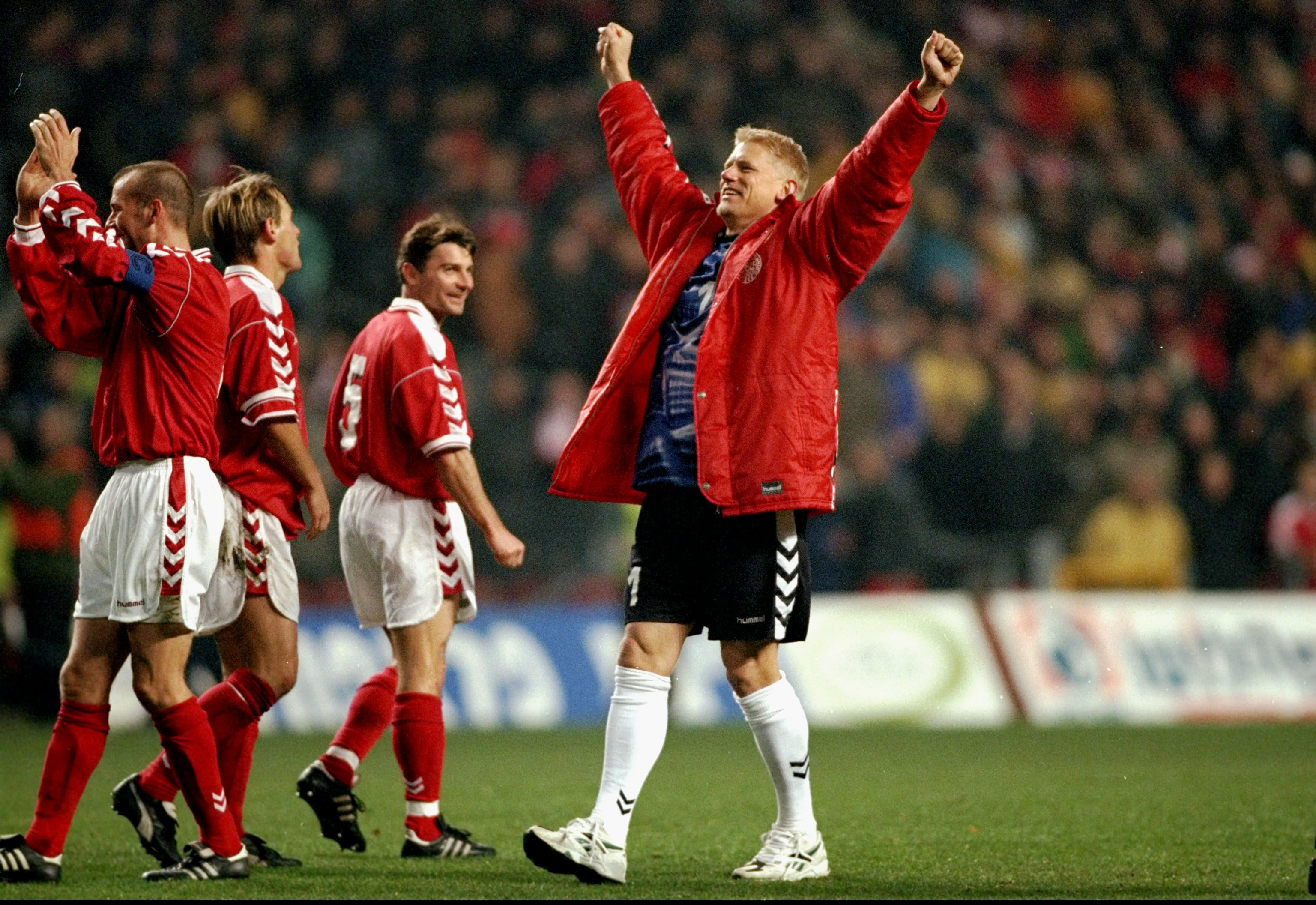 נבחרת דנמרק חוגגת בפארקן ניצחון על ישראל 1999