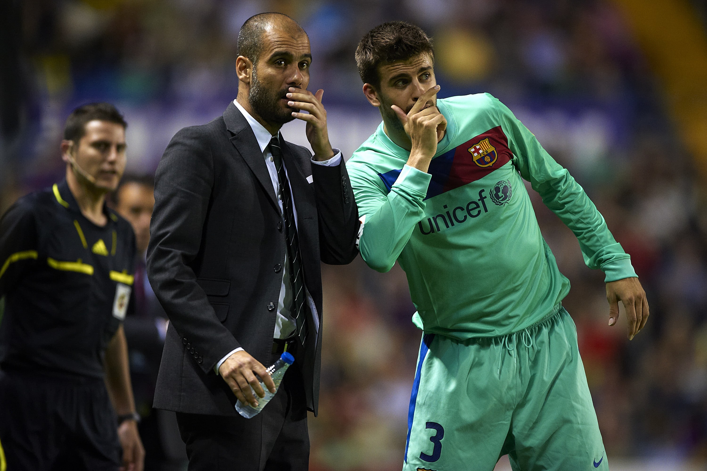 שחקן ברצלונה ג'רארד פיקה עם פפ גווארדיולה