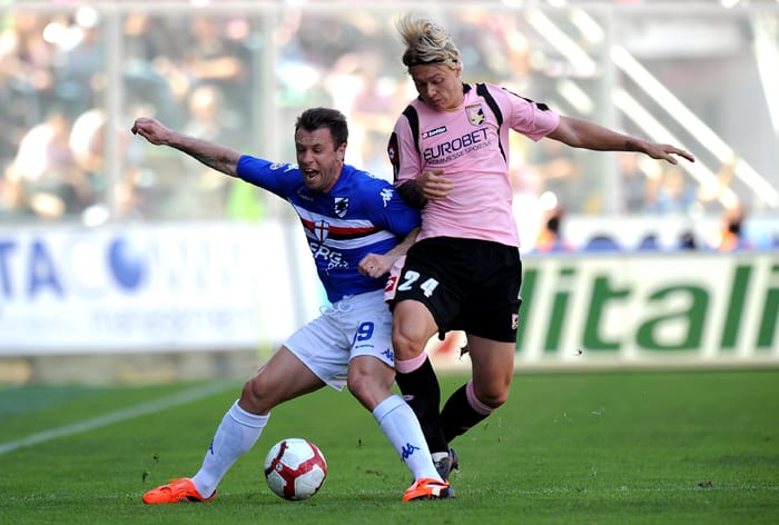 - סימון קיאר שחקן פאלרמו (ימין) שומר על אנטוניו קסאנו שחקן סמפדוריה