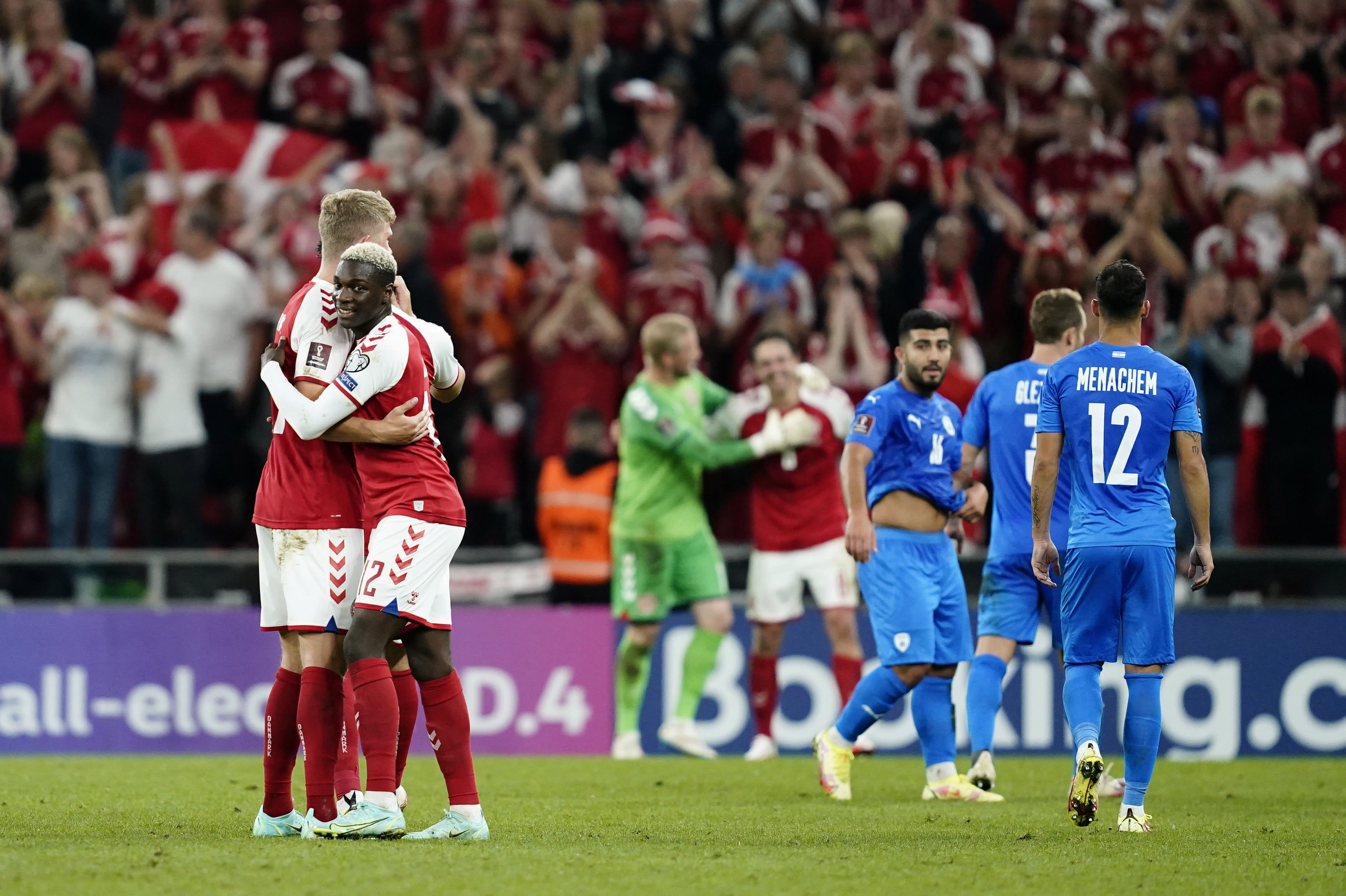 שחקני נבחרת דנמרק, מוחמד דראמי, אנדראס קורנליוס, חוגגים נגד נבחרת ישראל