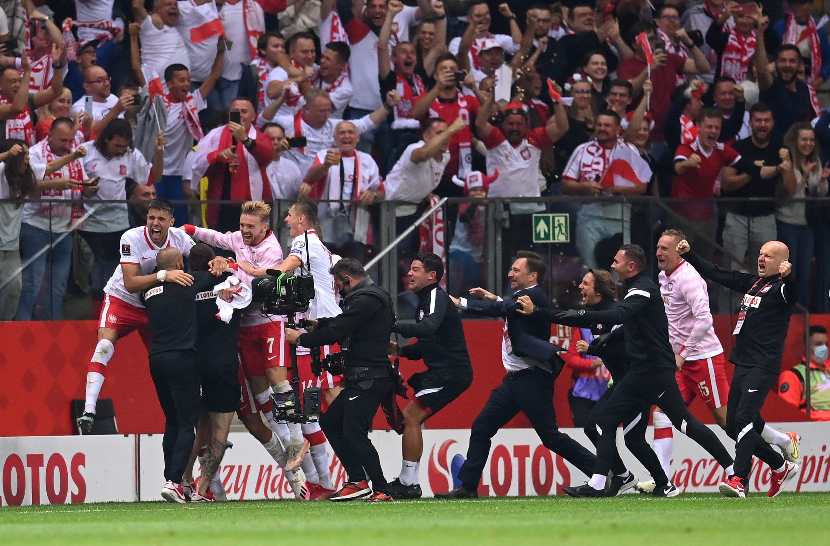 הצוות הפולני והשחקנים חוגגים עם דמיאן שימנסקי