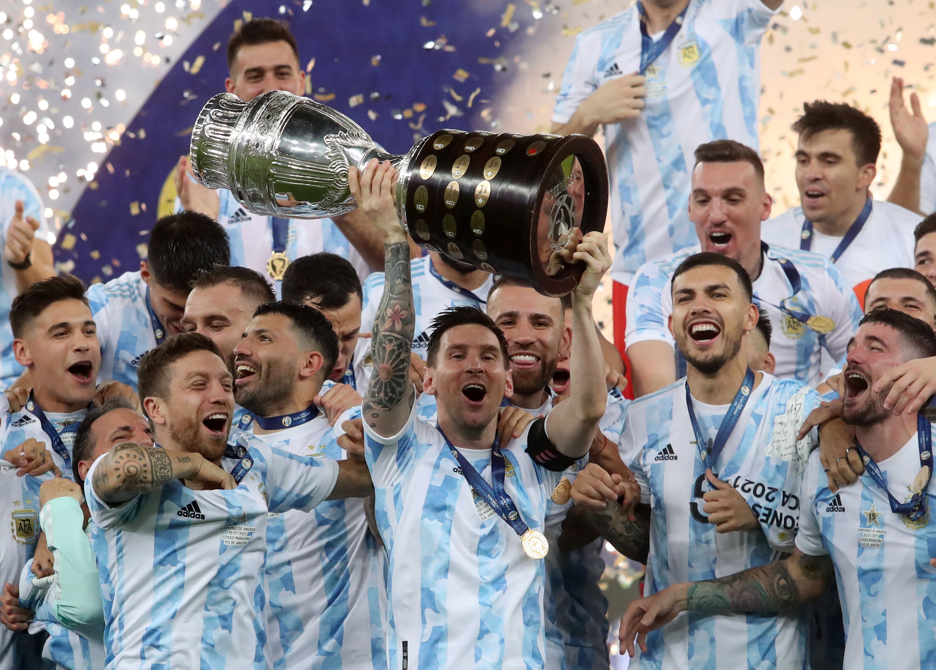ליאונל מסי שחקן נבחרת ארגנטינה מניף את קופה אמריקה 2021