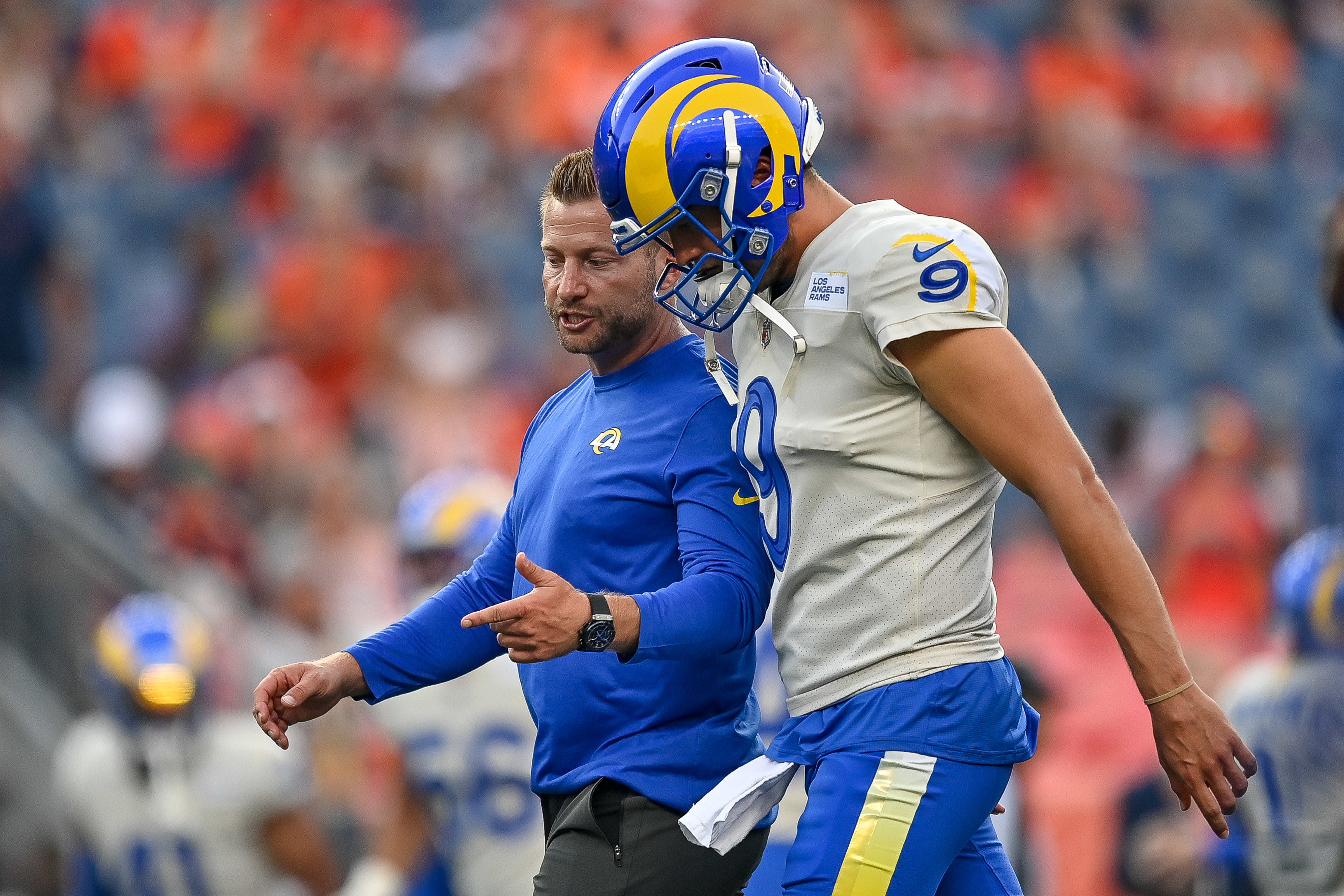 שחקן לוס אנג'לס ראמס מת'יו סטאפורד עם שון מקוויי