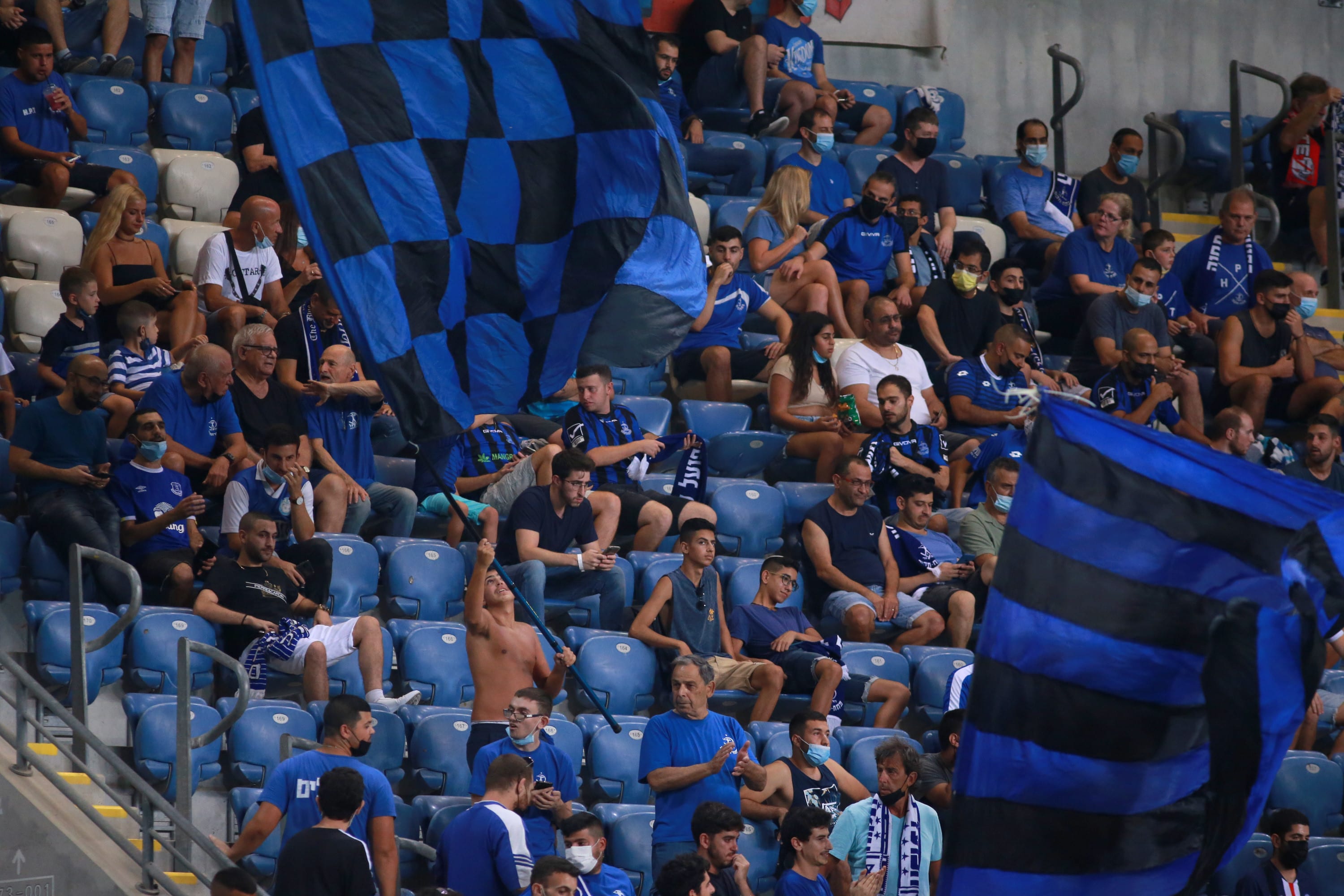 שלט של אוהדי הפועל פתח תקוה