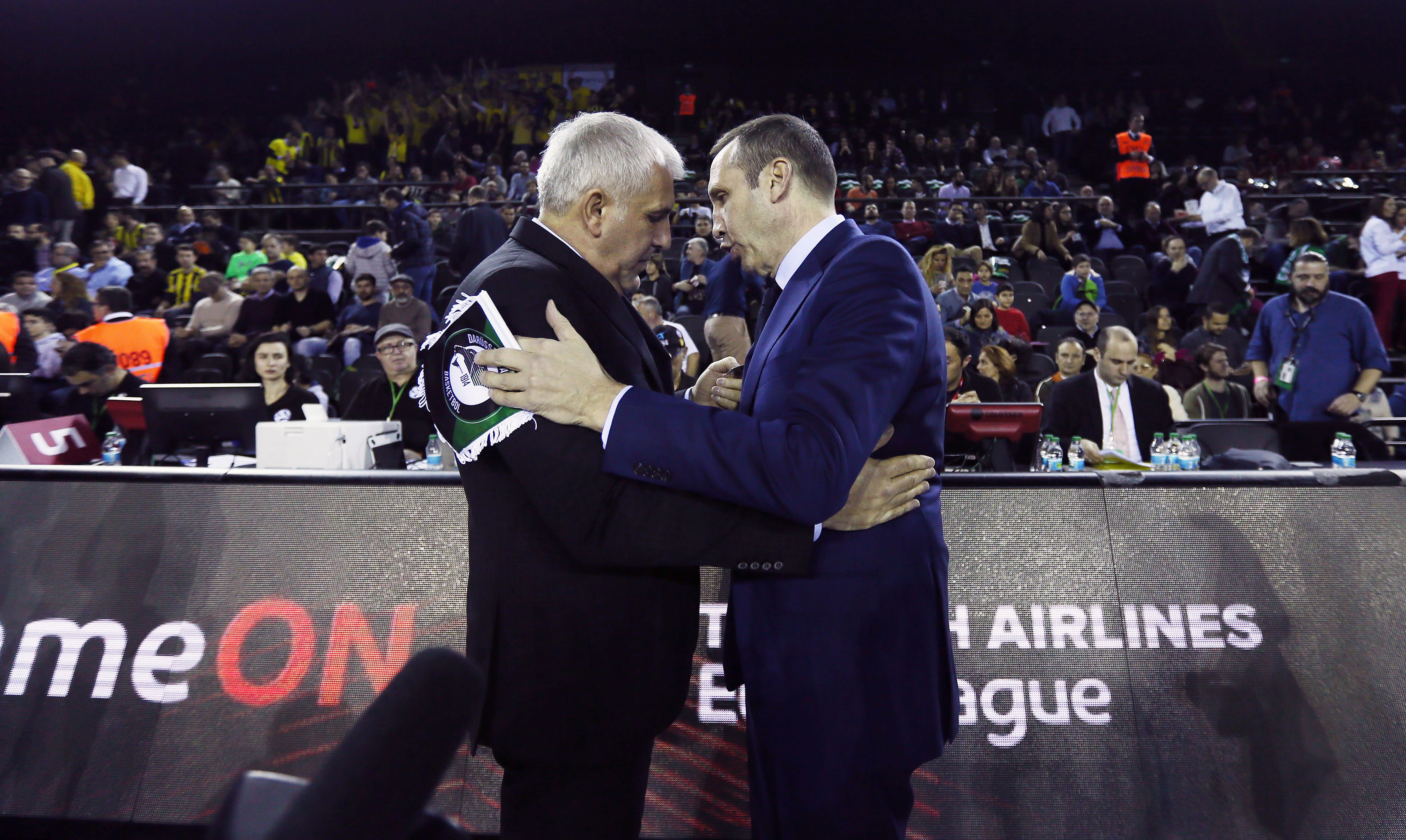 דיוויד בלאט מאמן דרושאפקה (ימין) עם ז'ליקו אוברדוביץ' מאמן פנרבחצ'ה