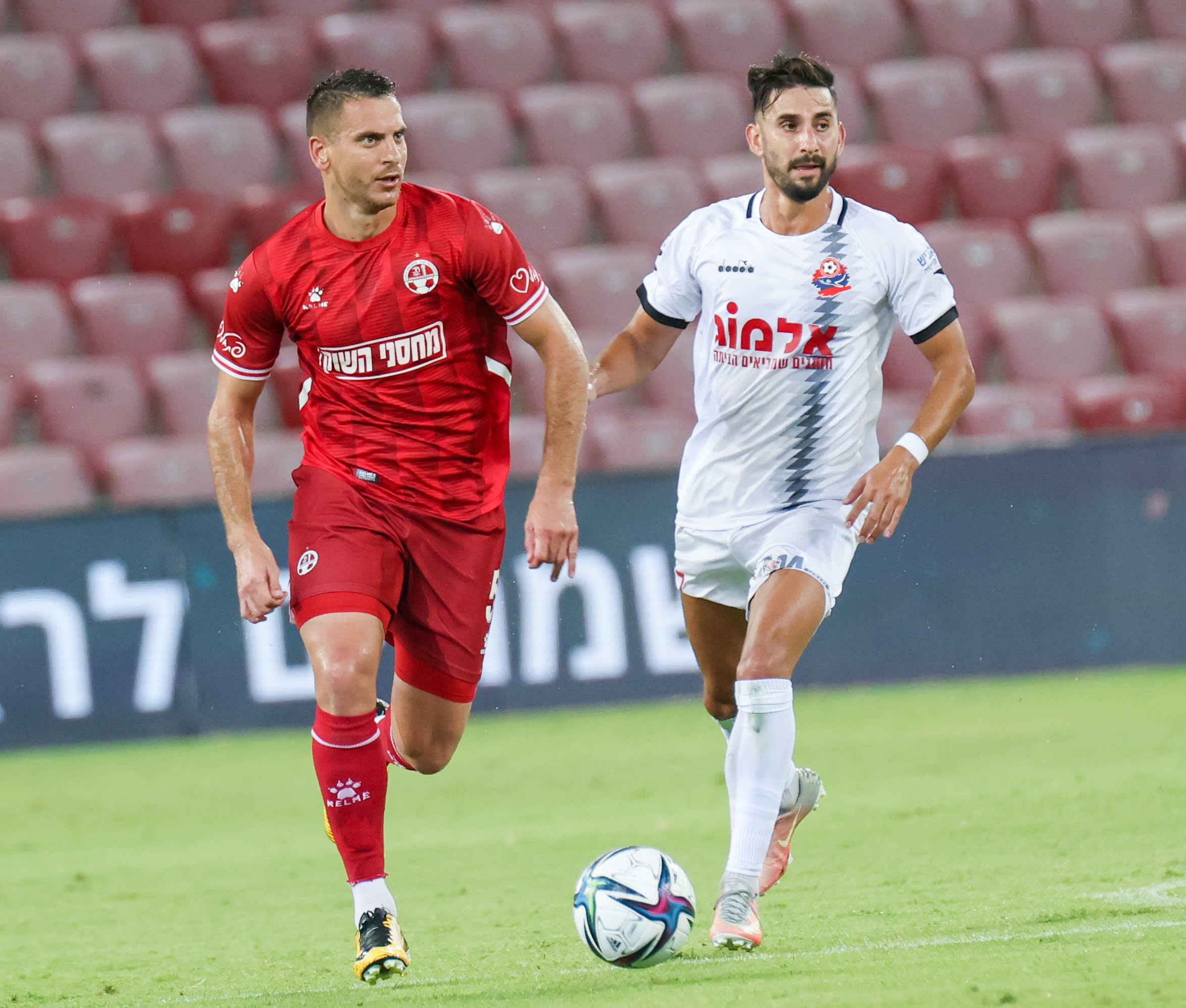 איאד אבו עביד שחקן הפועל תל אביב מול אלון תורג'מן שחקן הפועל חיפה