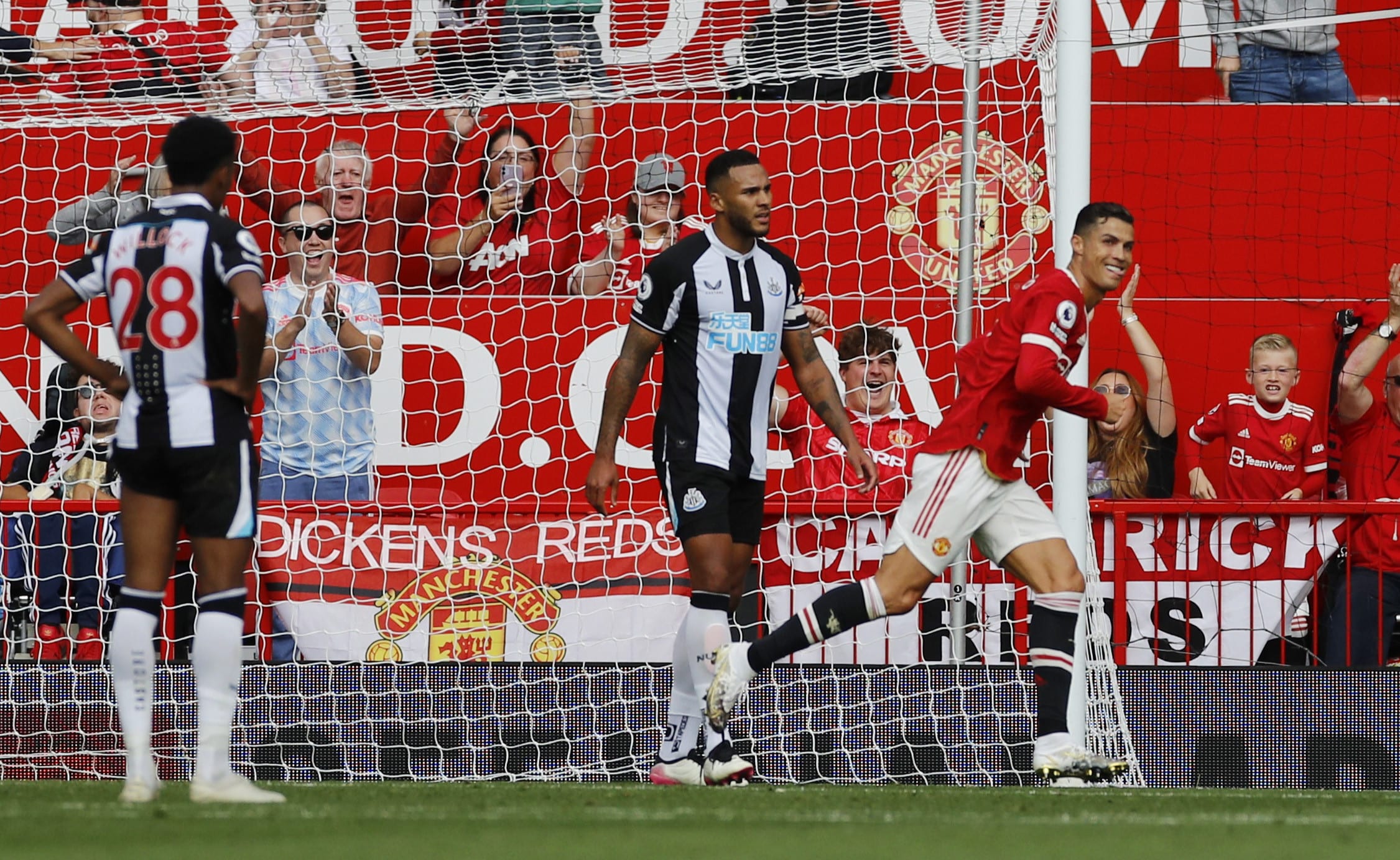 שחקן מנצ'סטר יונייטד כריסטיאנו רונאלדו חוגג