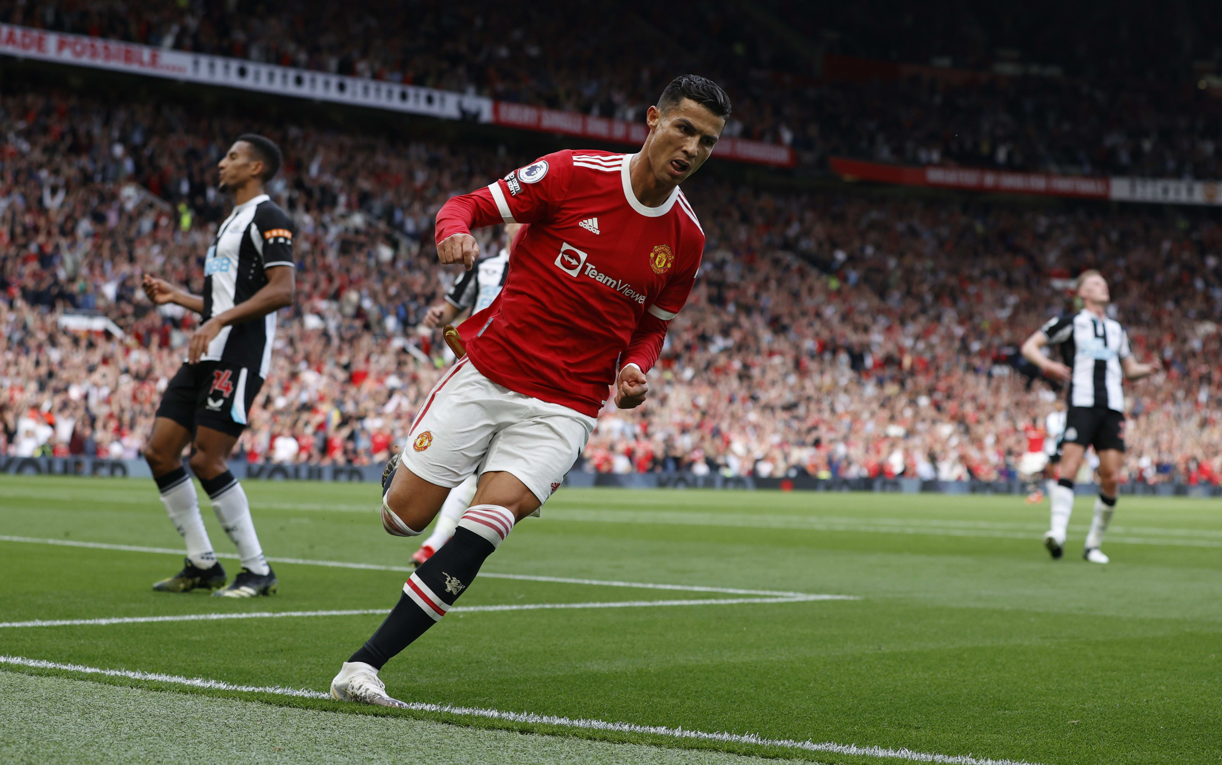 שחקן מנצ'סטר יונייטד כריסטיאנו רונאלדו חוגג שער בהופעת הבכורה