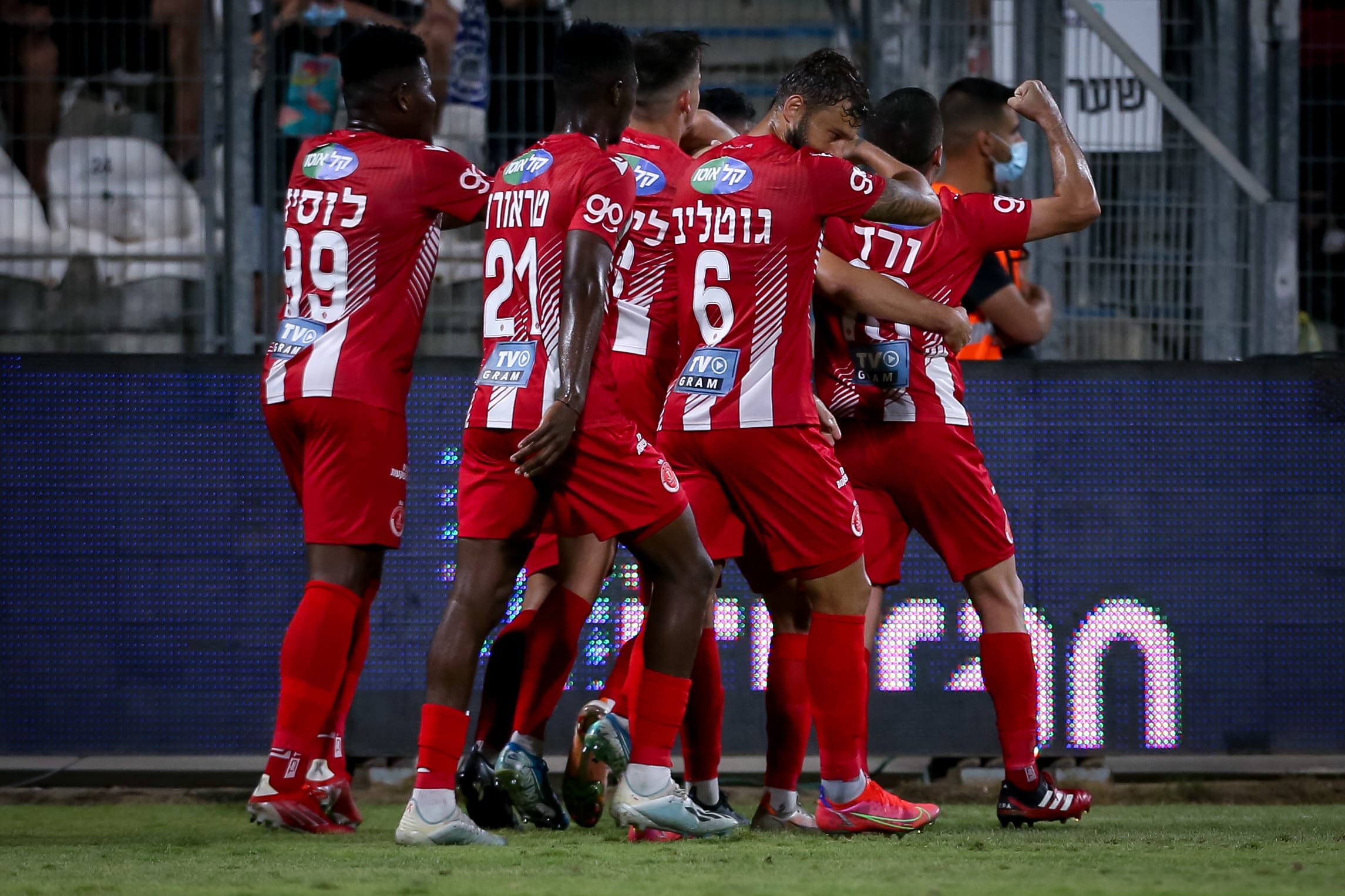 שחקני הפועל תל אביב חוגגים שער