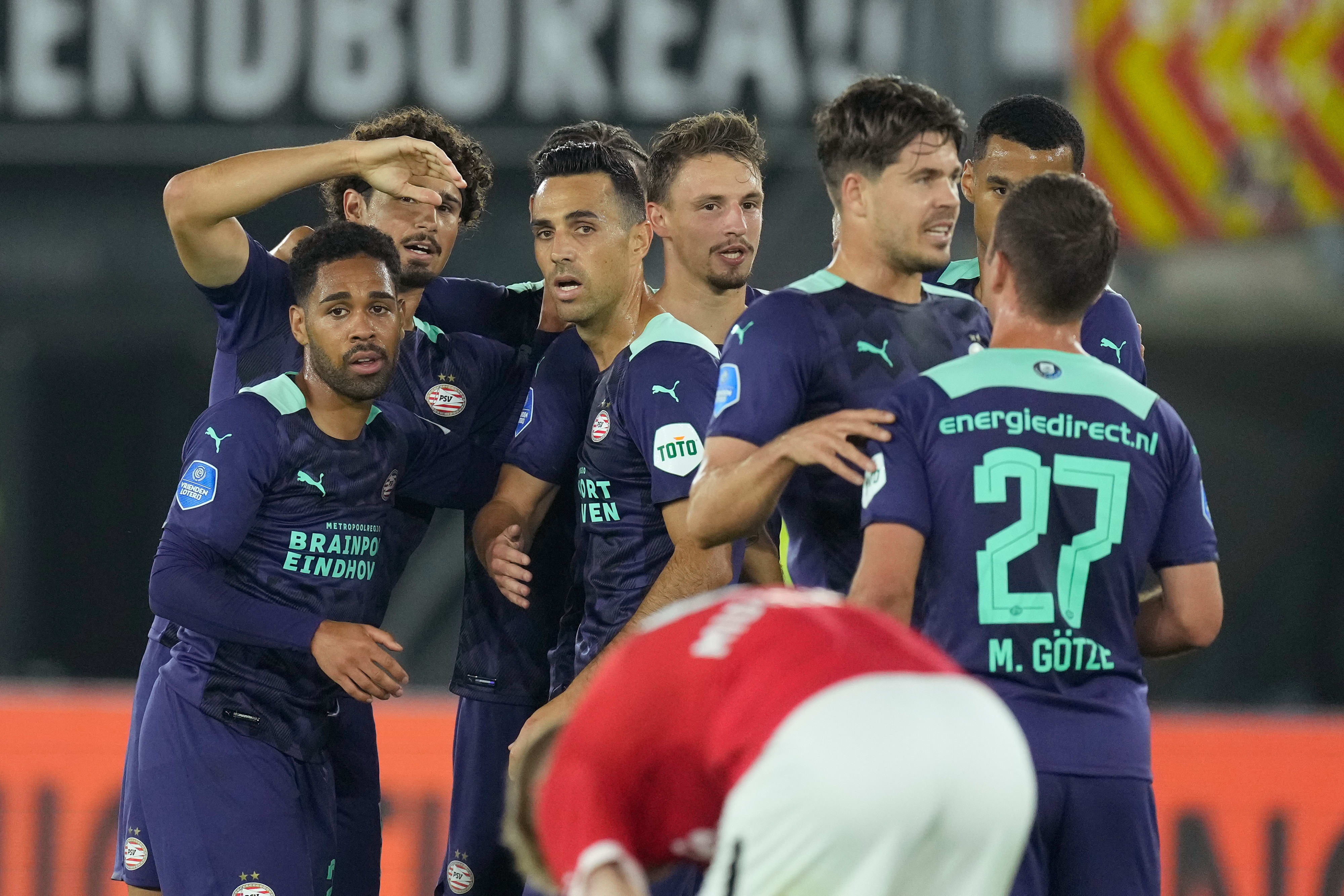 שחקני פ.ס.וו איינדהובן חוגגים, ערן זהבי במרכז