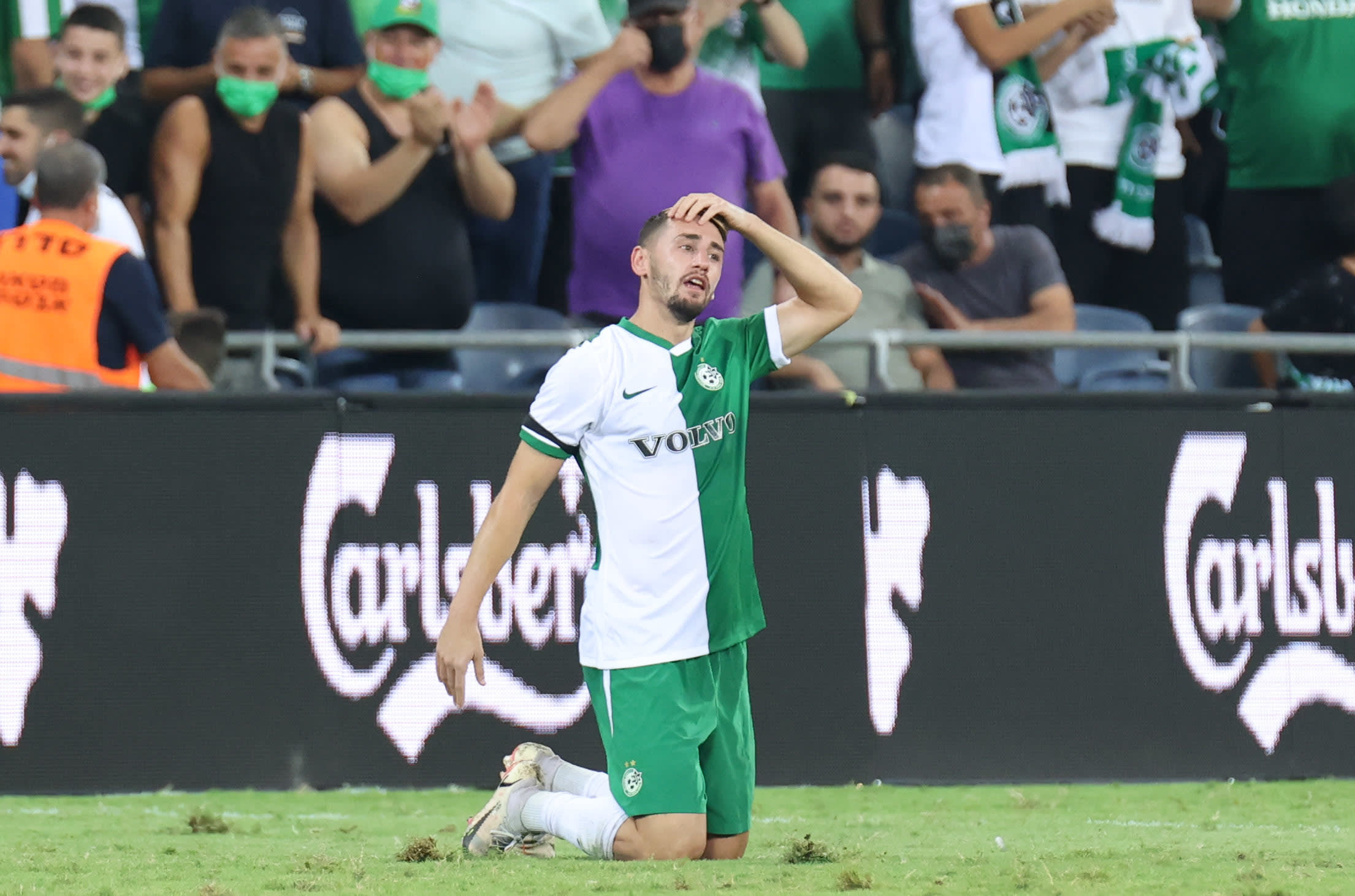 עומר אצילי שחקן מכבי חיפה חוגג שער