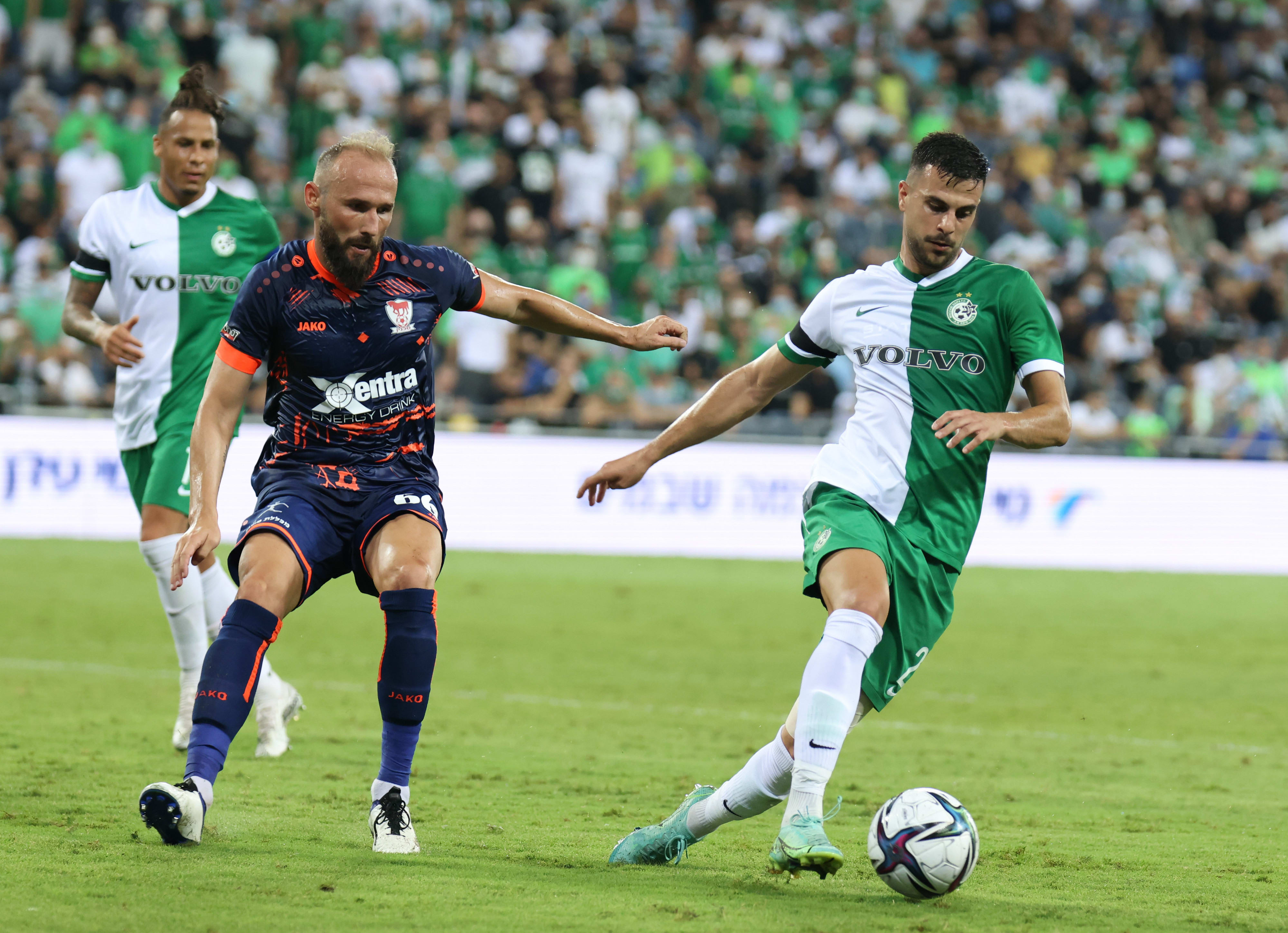 דין דוד שחקן מכבי חיפה לפני אנטה פוליץ' שחקן בני סכנין