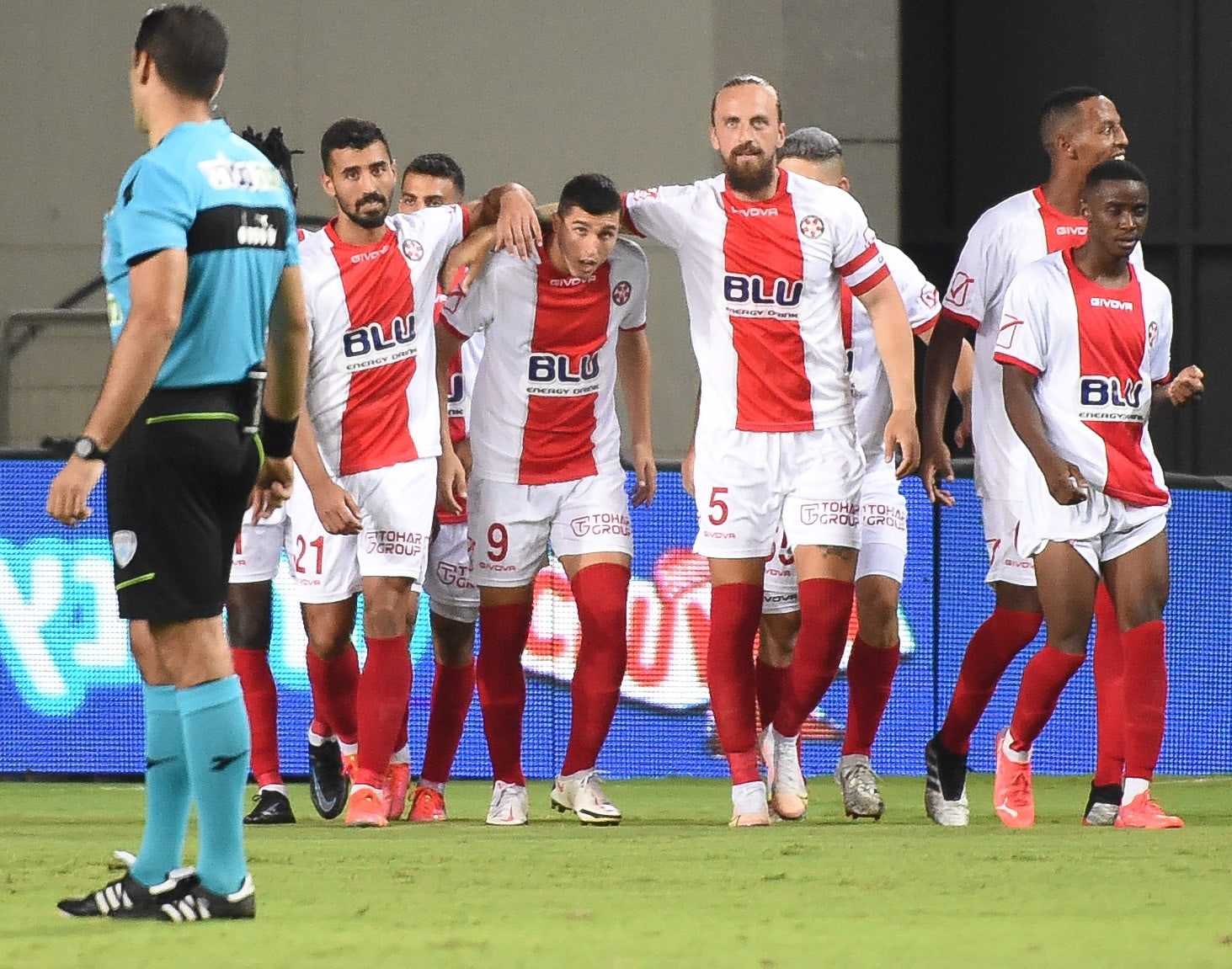 שחקני הפועל נוף הגליל חוגגים עם סתיו נחמני