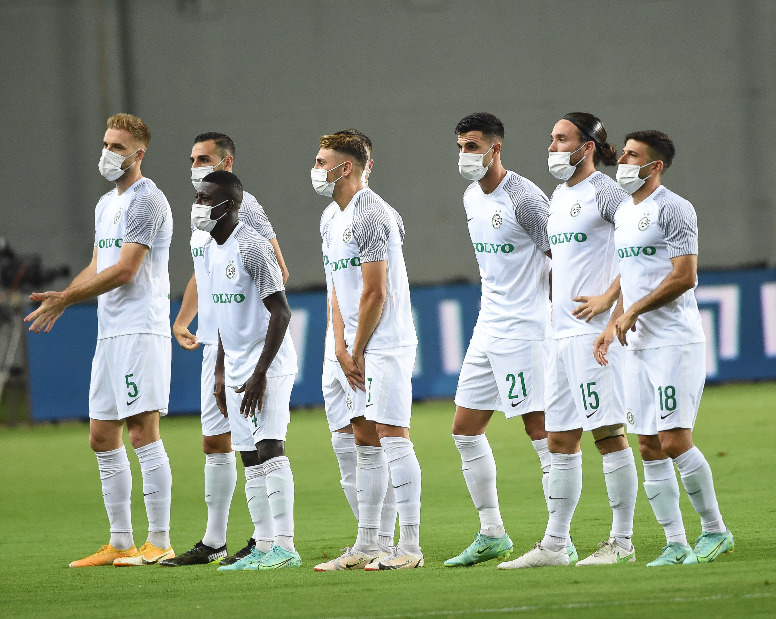 שחקני מכבי חיפה עם מסיכות