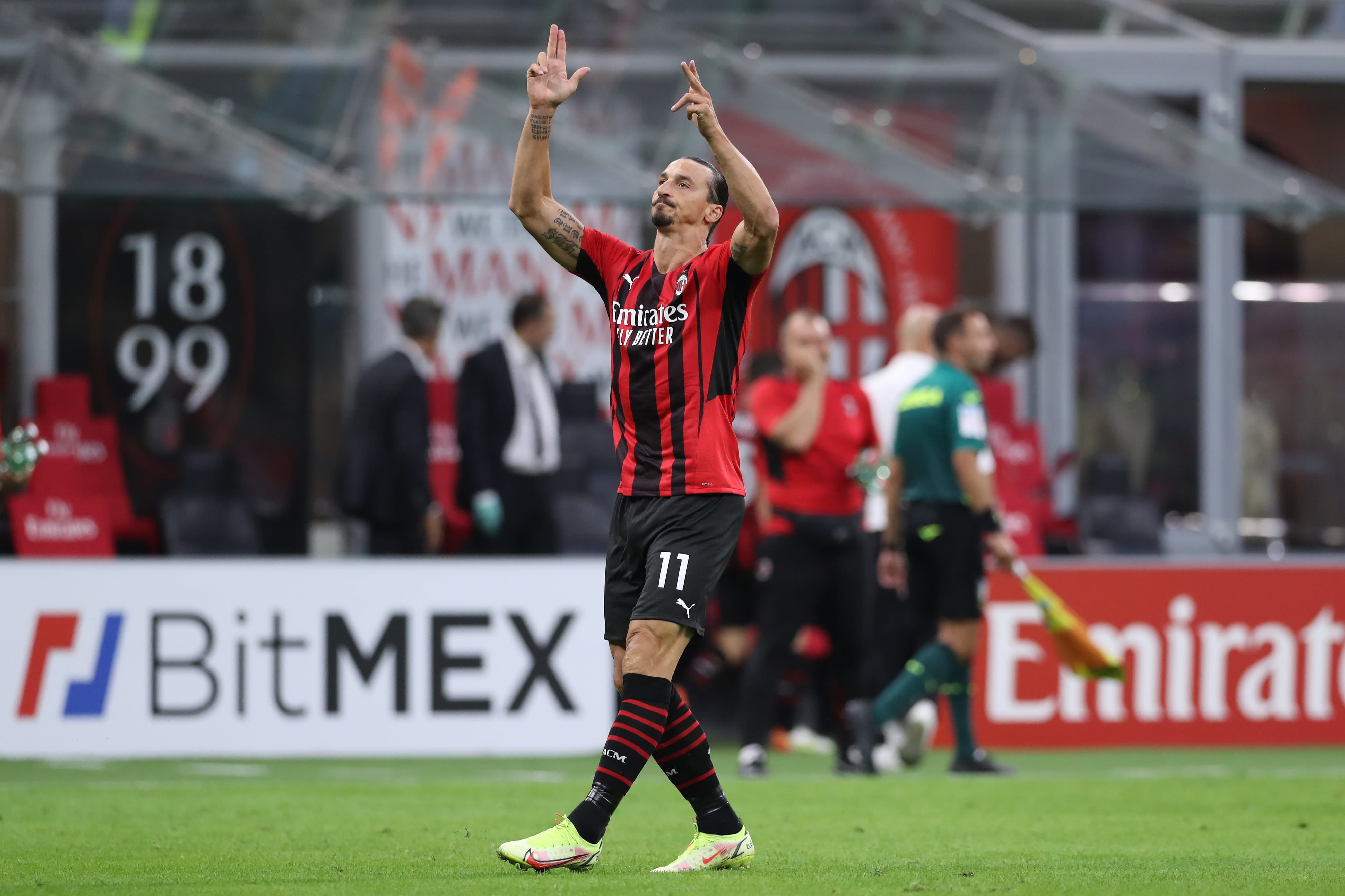 זלאטן איברהימוביץ' שחקן מילאן חוגג שער