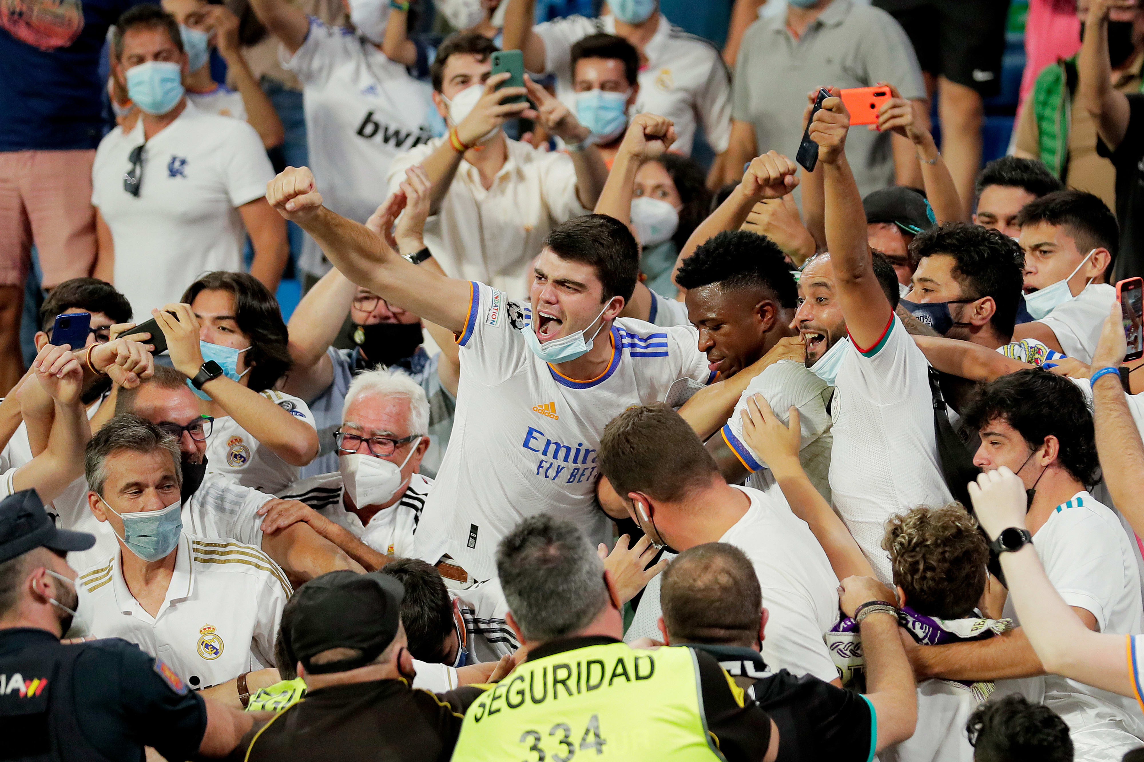 אוהדי ריאל מדריד חוגגים שער עם ויניסיוס ג'וניור