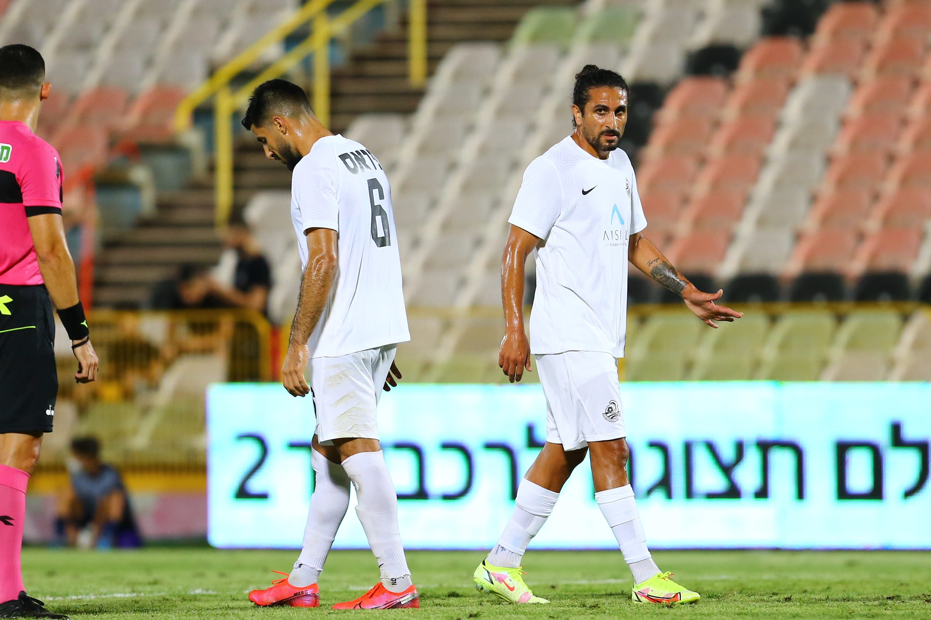 שחקן מ.ס. אשדוד קני סייף עם פיראס אבו עקל