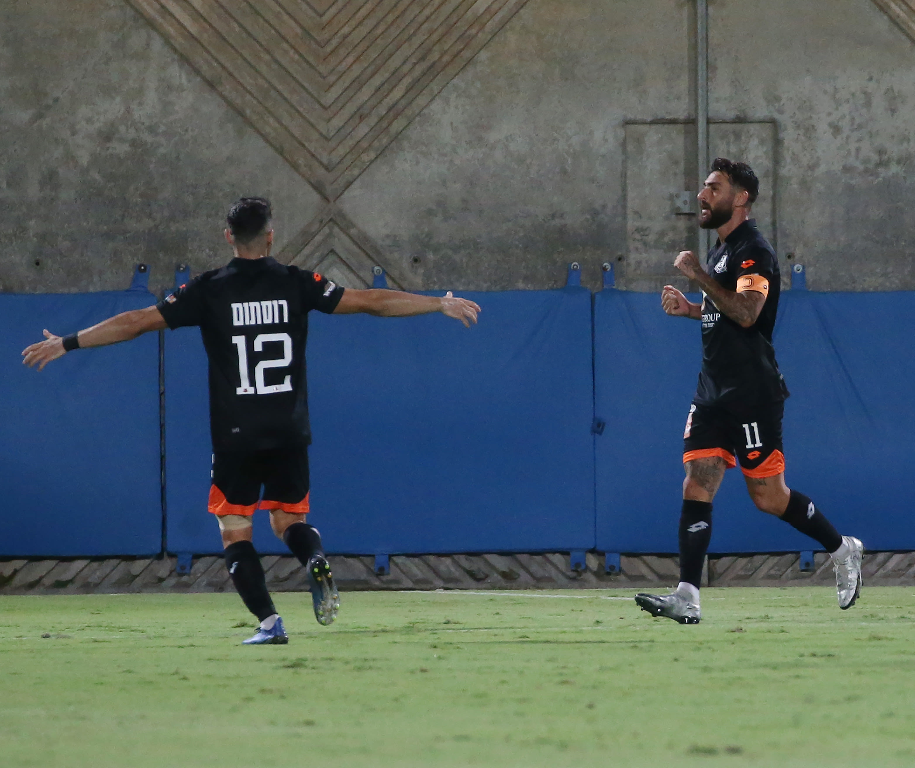 אלירן עטר שחקן בני יהודה חוגג שער