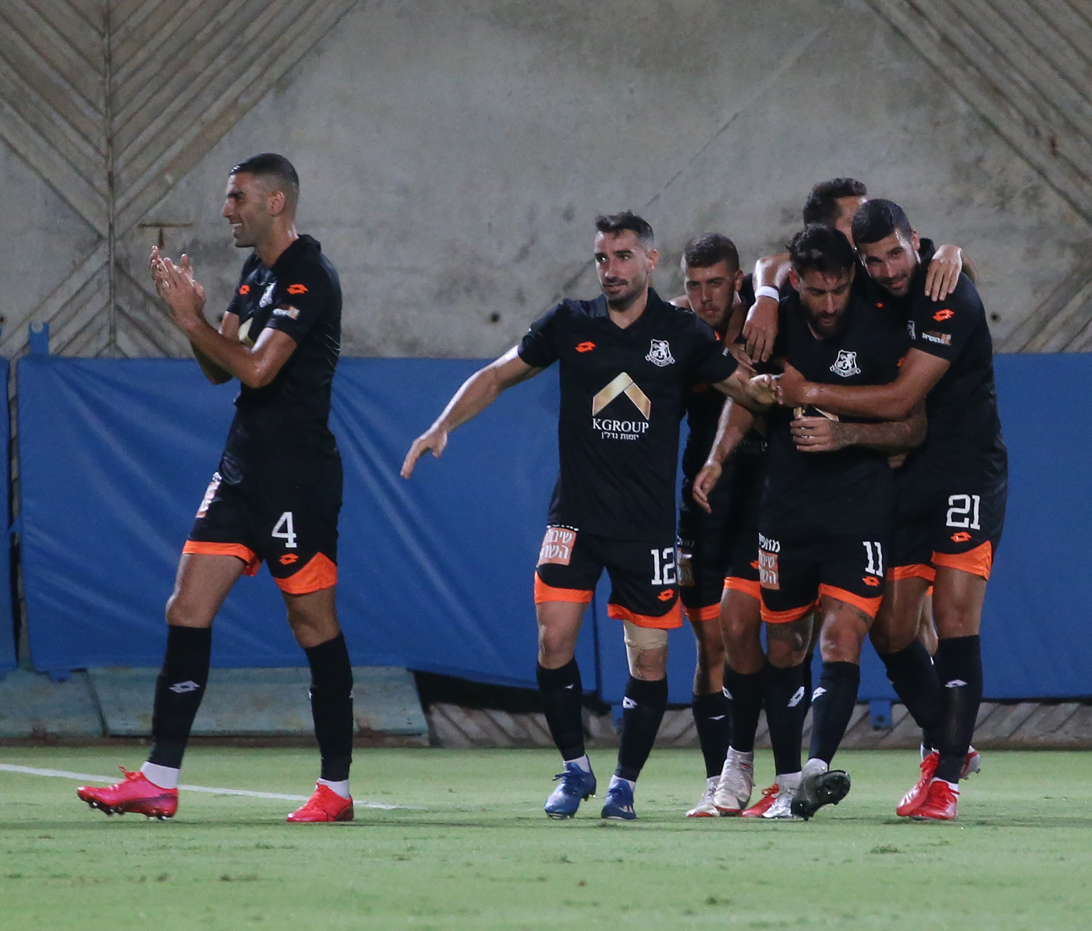 שחקני בני יהודה חוגגים עם אלירן עטר