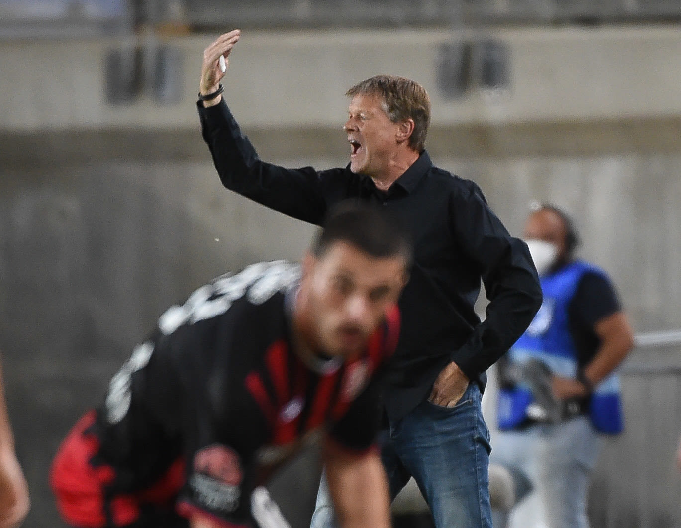 שחקן הפועל ירושלים מאור ג'רסי, ברקע: מאמן בית