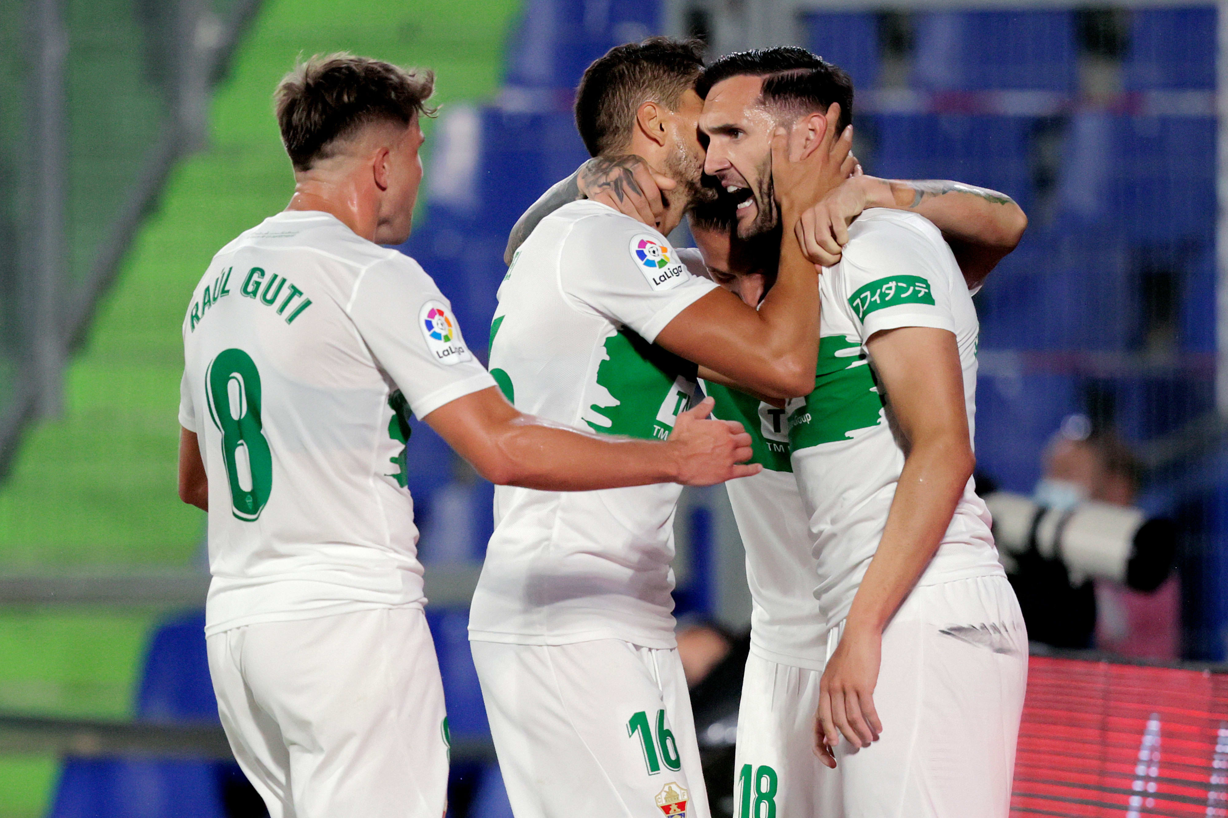 שחקני אלצ'ה חוגגים עם לוקאס פרס