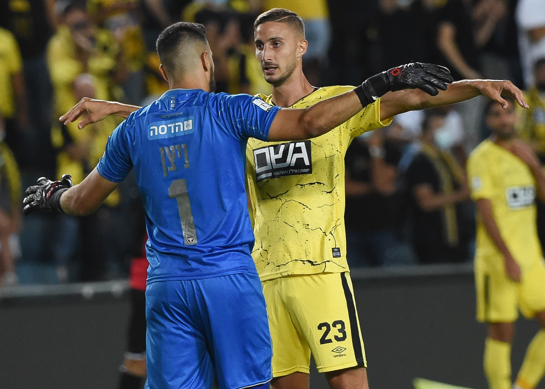 שחקן בית"ר ירושלים תמיר עדי עם השוער איתמר ניצן