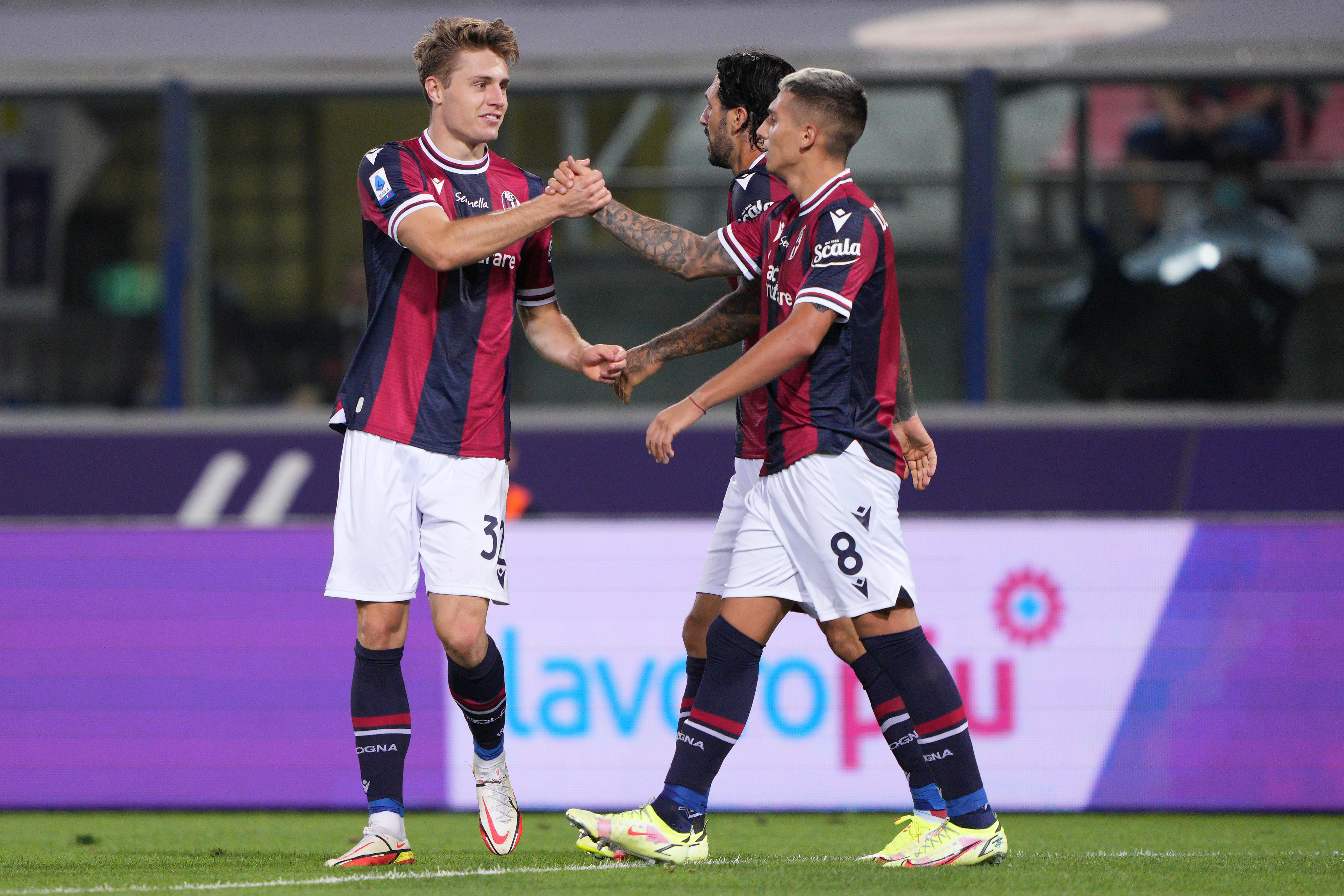 מתיאס סוואנברג חוגג עם שחקני בולוניה