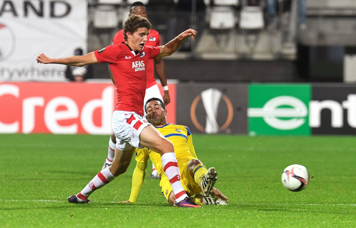 חוס טיל שחקן אלקמאר (שמאל) מול אייל גולסה שחקן מכבי תל אביב