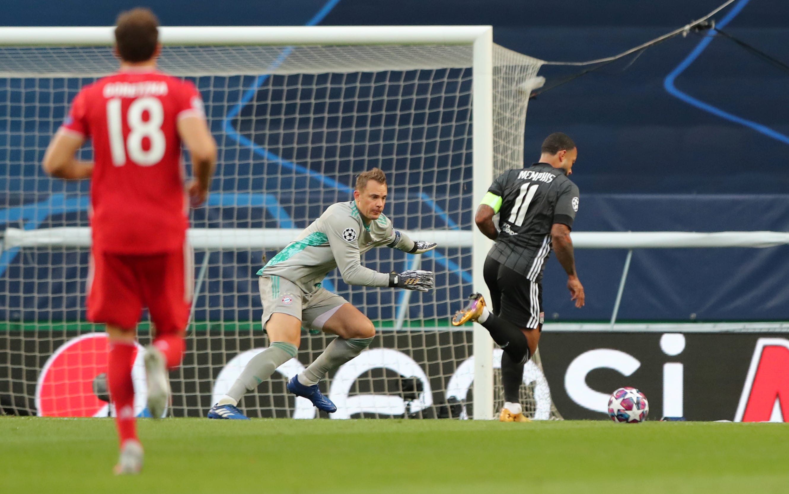 ממפיס דפאי שחקן ליון מול מנואל נוייר שוער באיירן מינכן