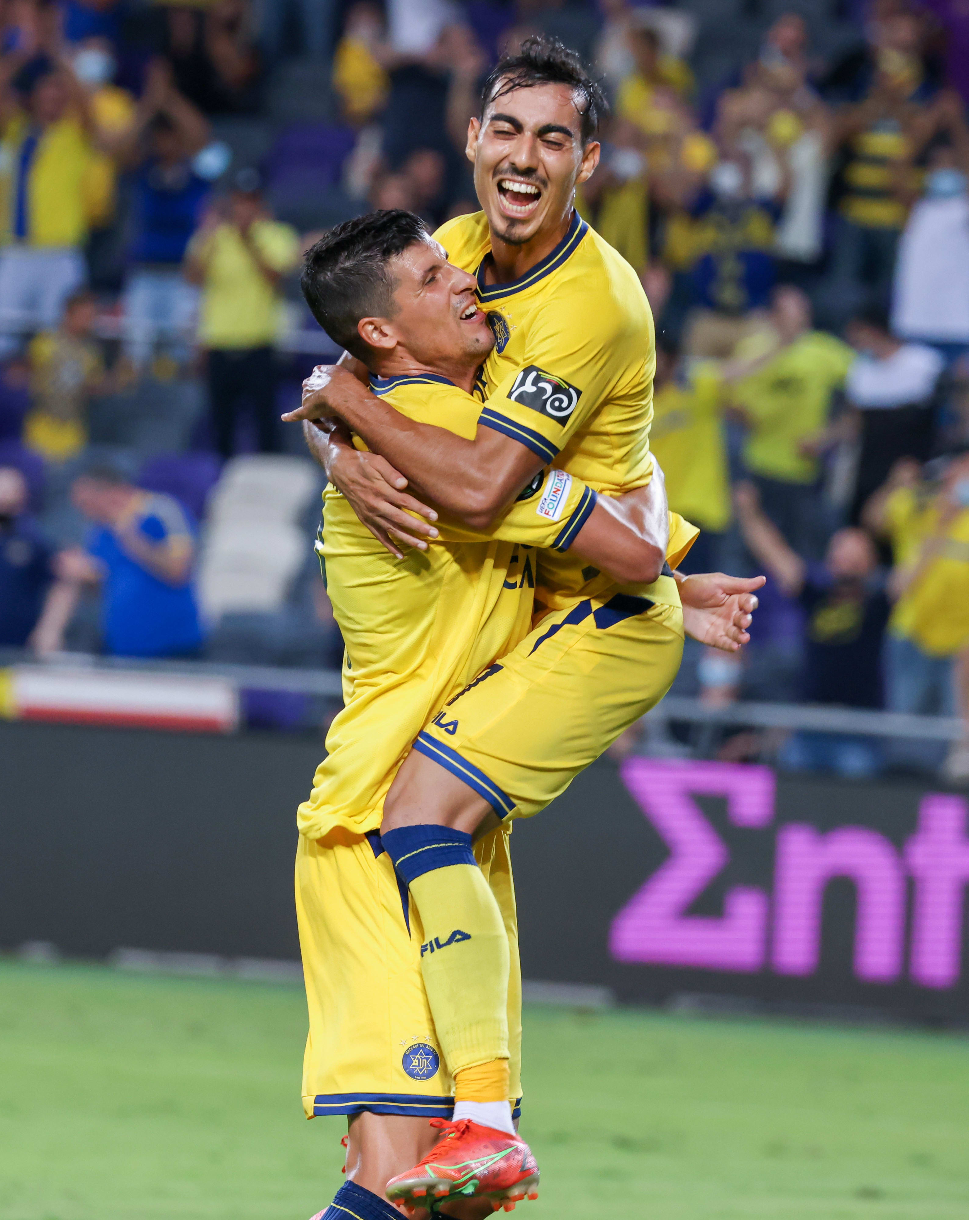 שחקני מכבי תל אביב סטיפה פריצה, מתן חוזז חוגגים