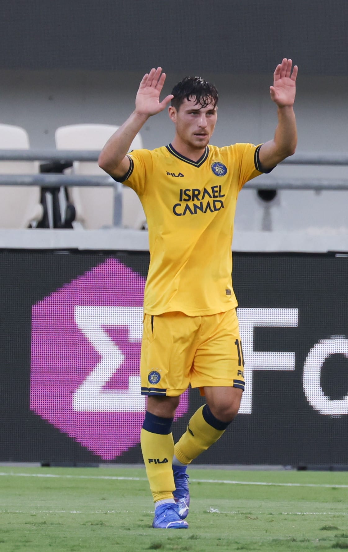 גבי קניקובסקי שחקן מכבי תל אביב חוגג שער