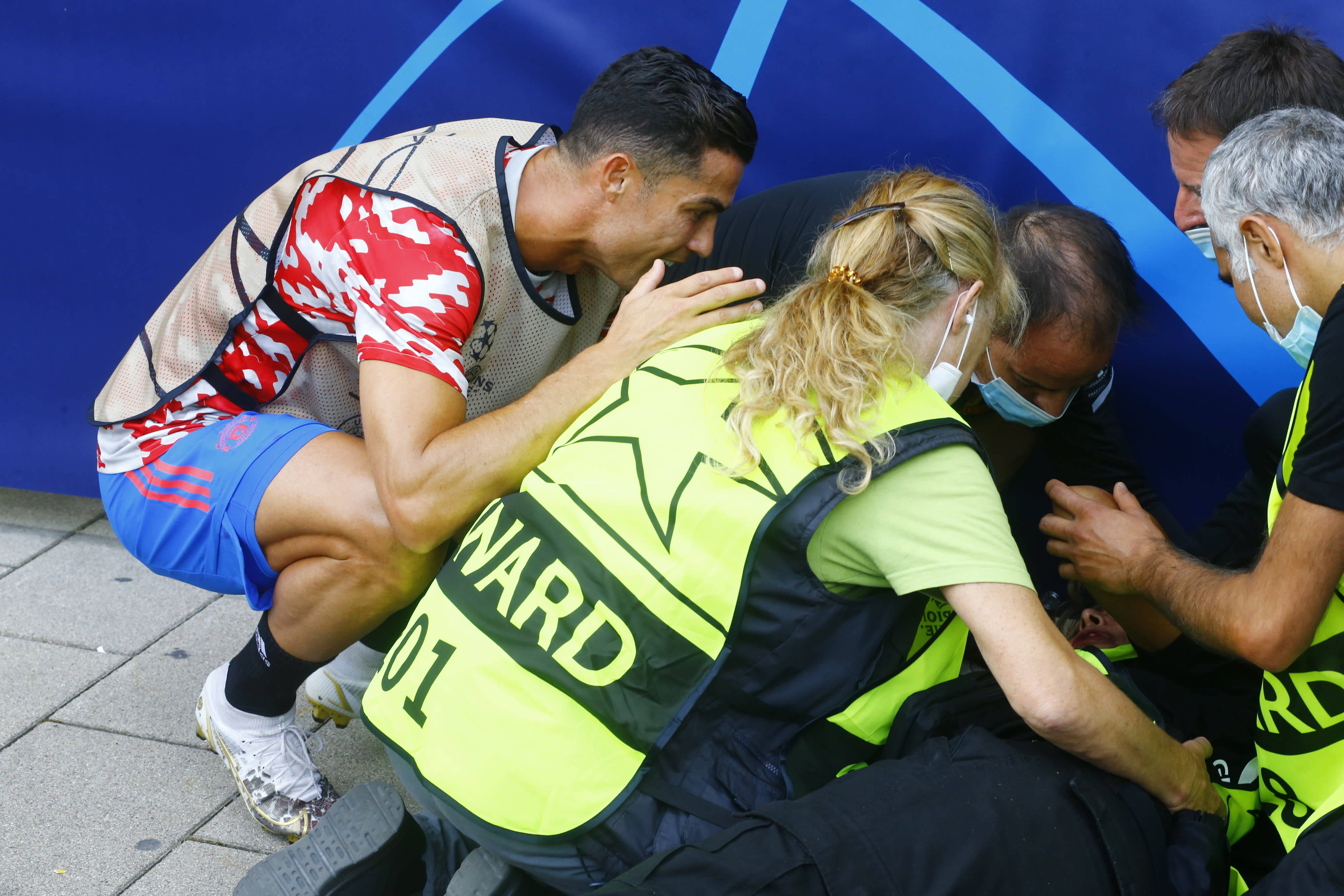 כריסטיאנו רונאלדו שחקן מנצ'סטר יונייטד בודק את מצבה של מאבטחת שנפגעה מכדור שבעט