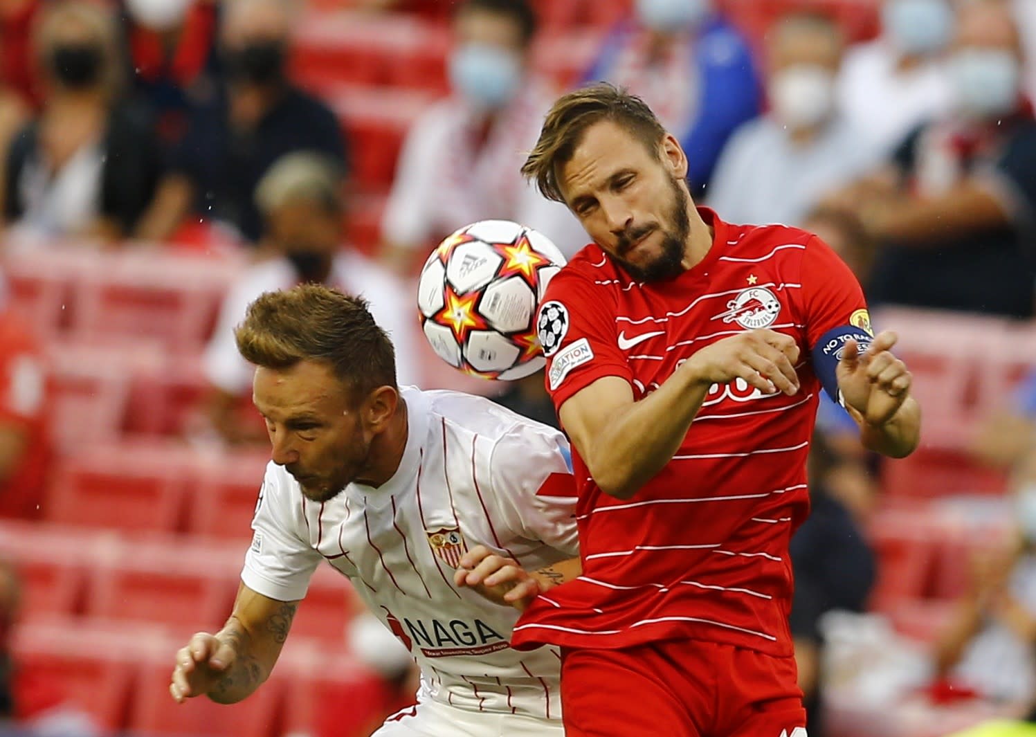 אנדראס אולמר שחקן רד בול זלצבורג מול איבן ראקיטיץ' שחקן סביליה