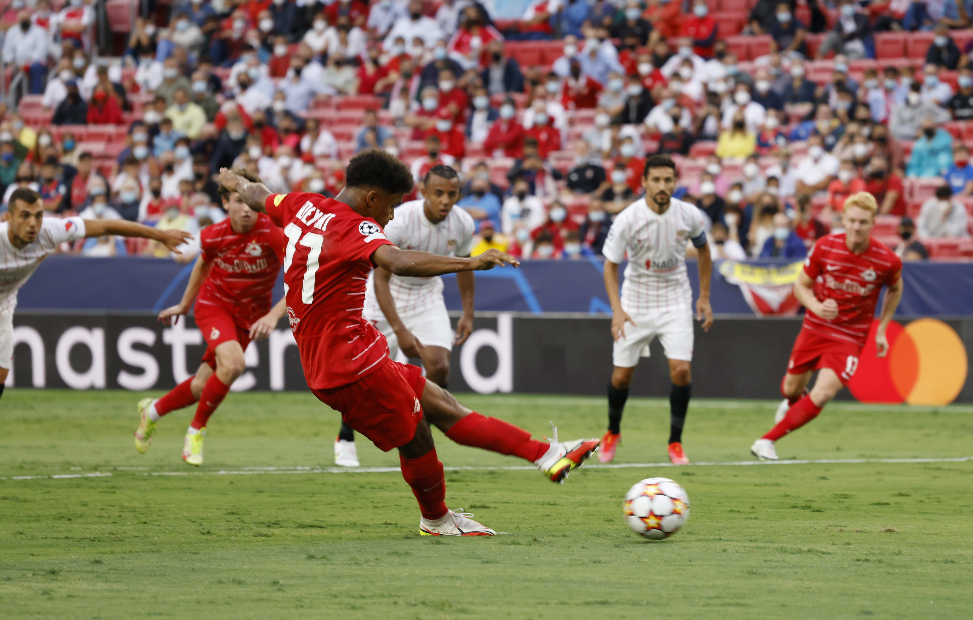 קארים אדיימי שחקן רד בול זלצבורג מחמיץ פנדל