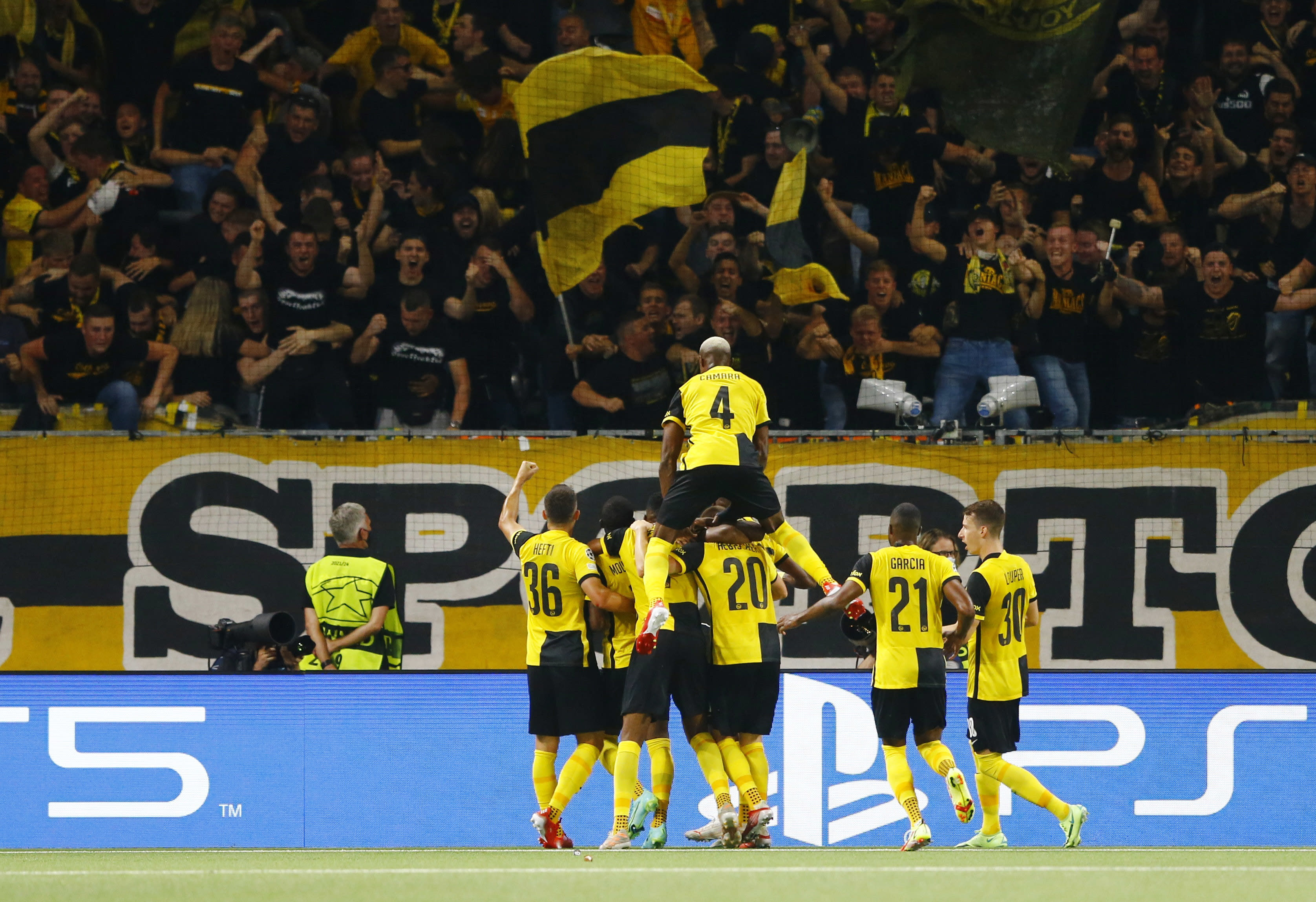 שחקני יאנג בויז ברן חוגגים