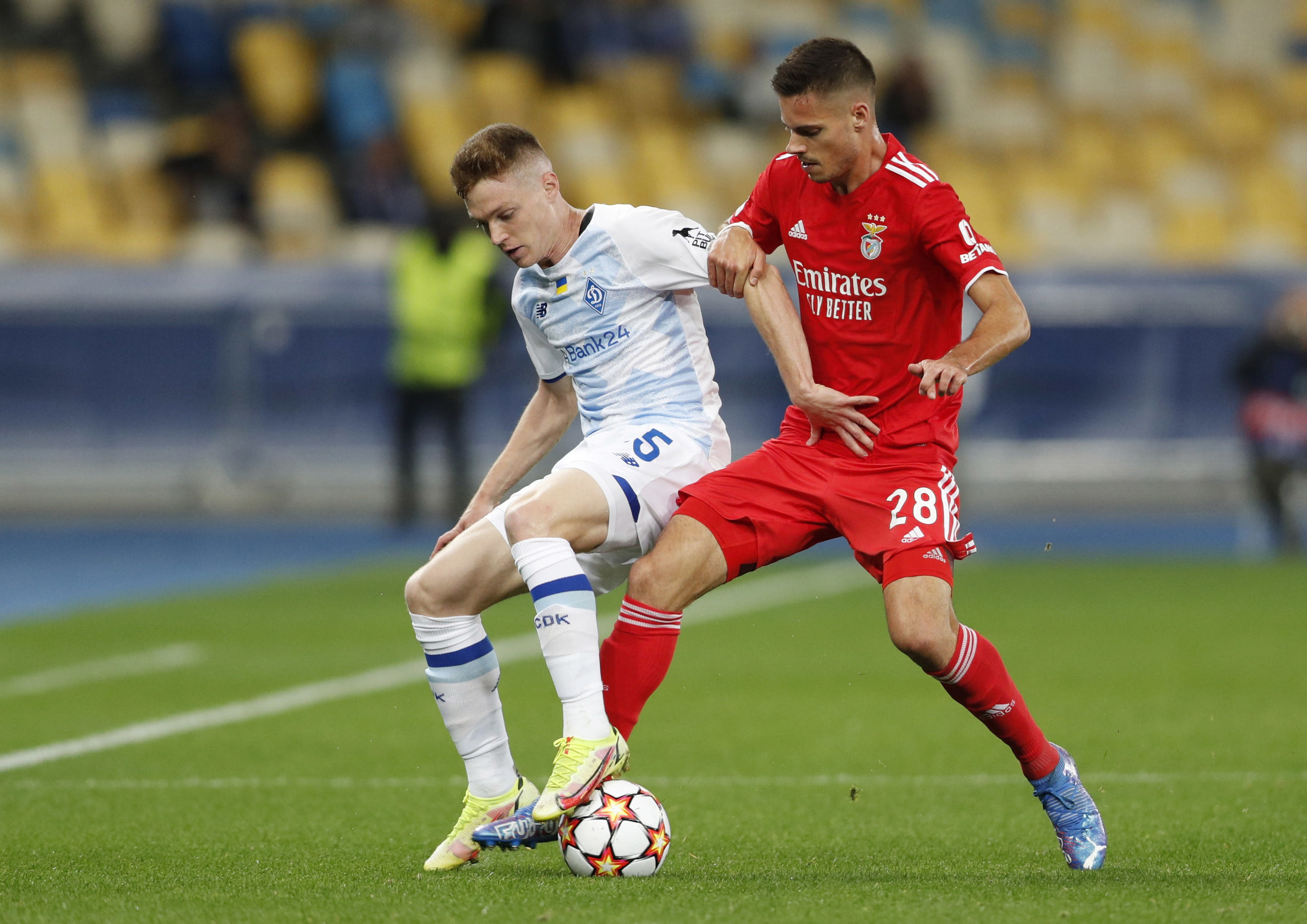 שחקן בנפיקה ליסבון יוליאן וייגל מול שחקן דינמו קייב סרגיי סידורצ'וק