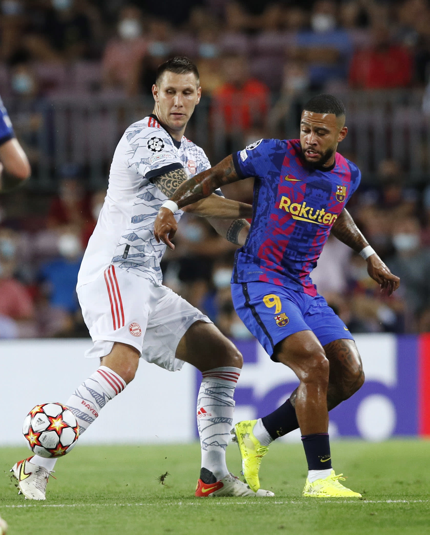 שחקן ברצלונה ממפיס דפאי מול שחקן באיירן מינכן ניקלאס זולה